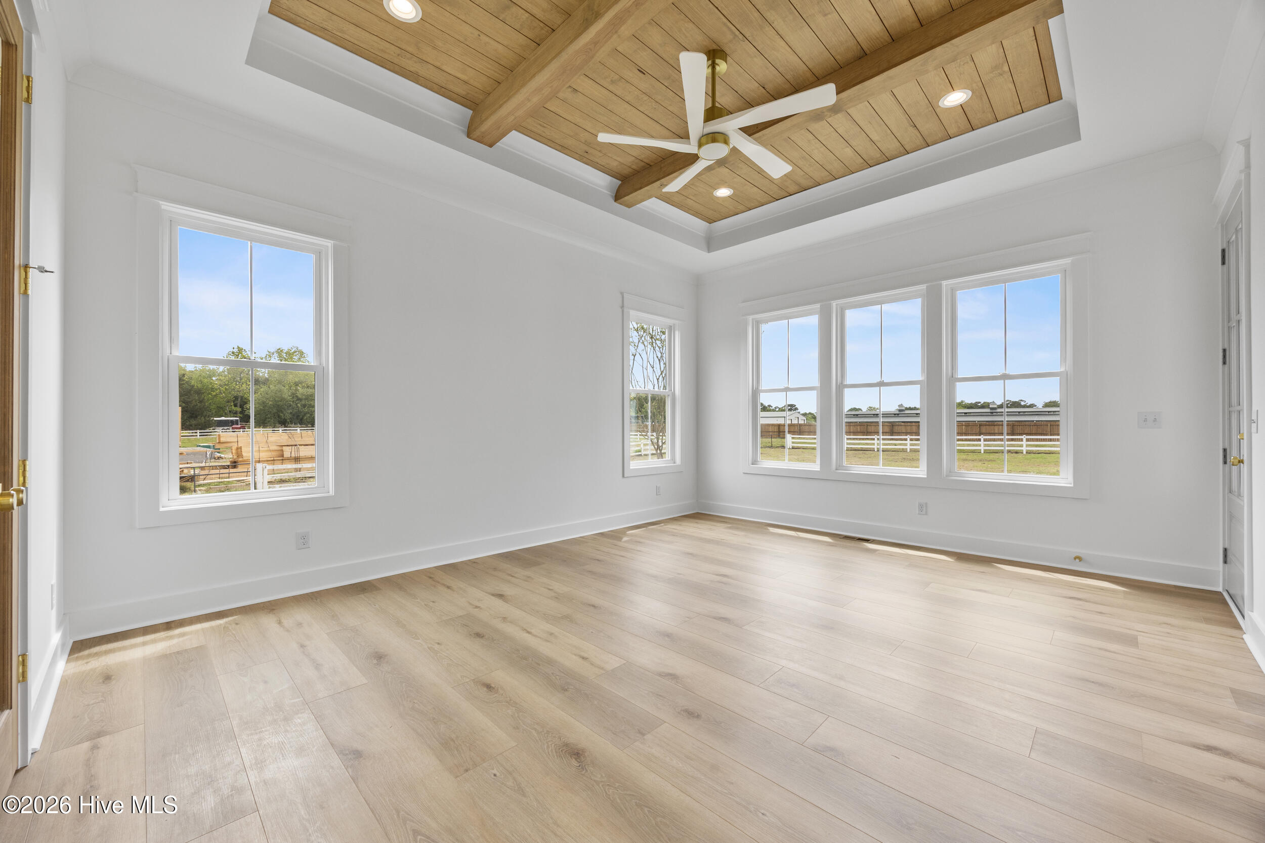 100570401 | Photo 11