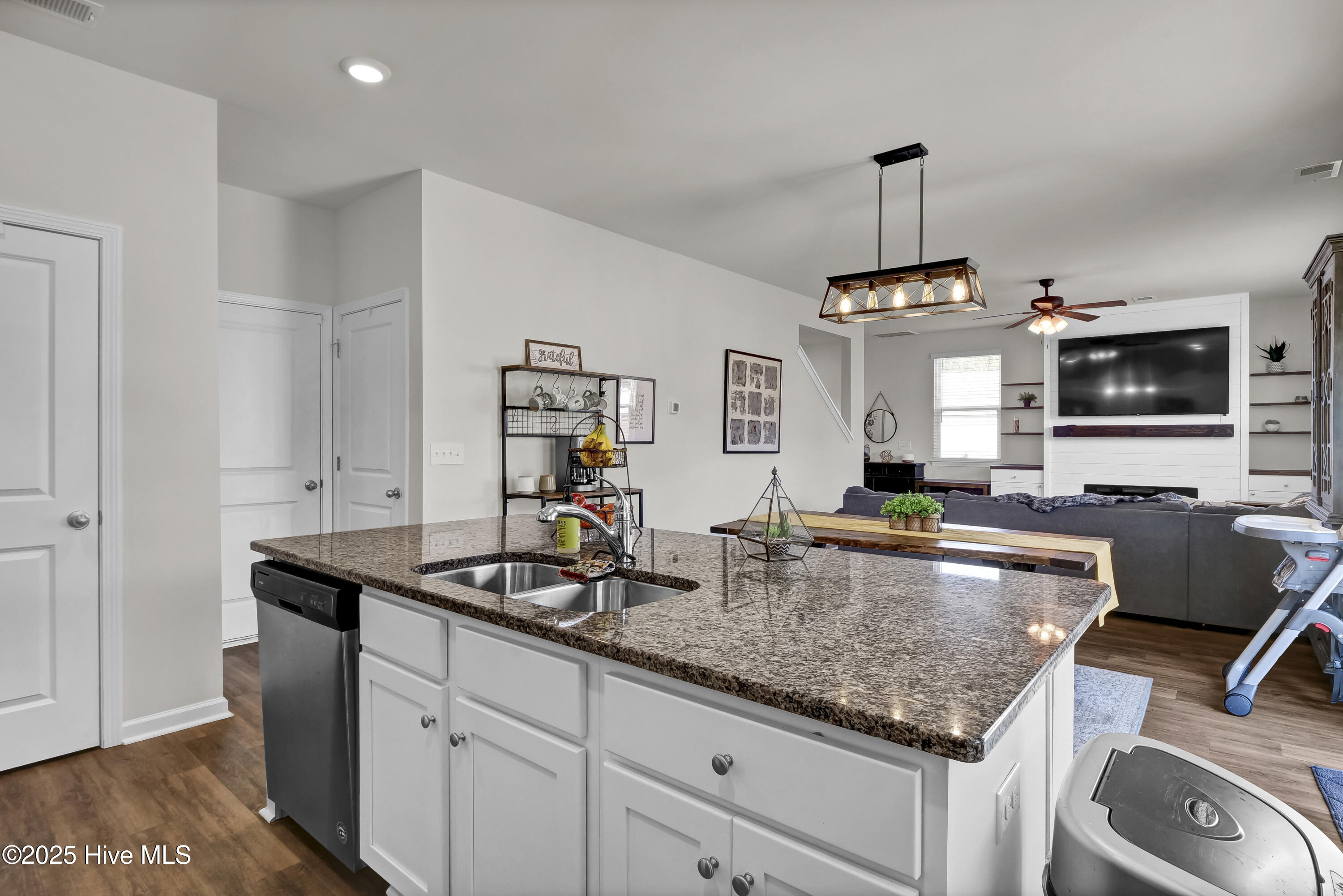 100561368 | Photo 14