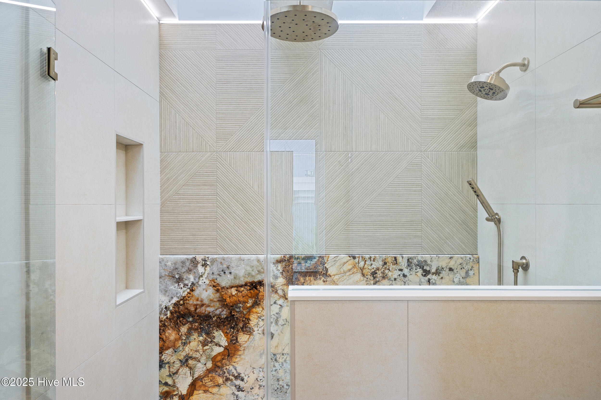 100537057 | Photo 24