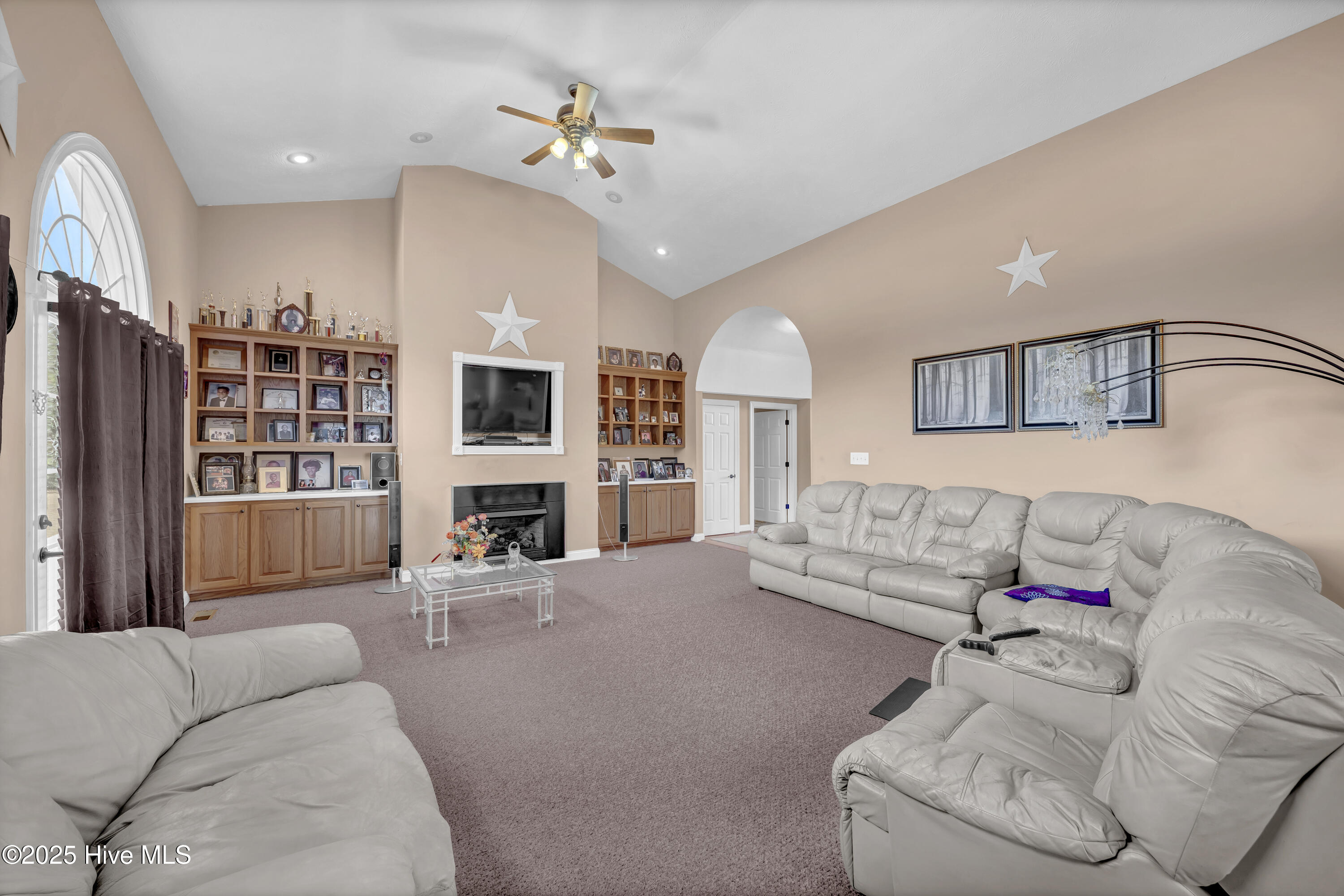 100545999 | Photo 12