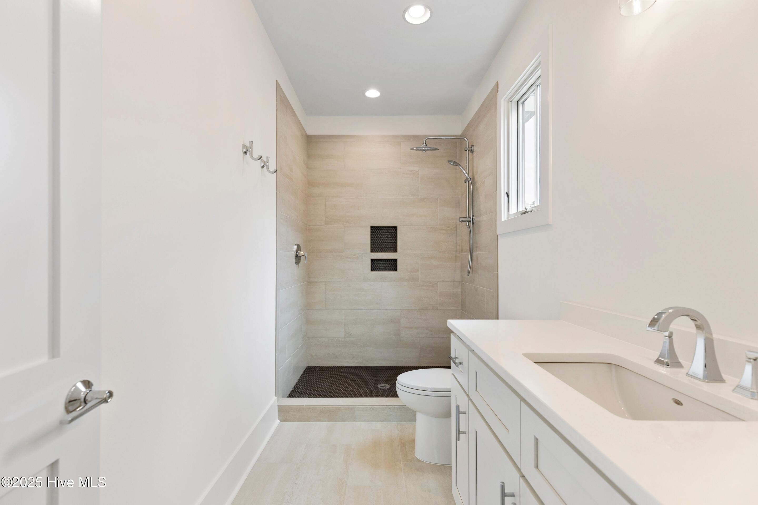 100542273 | Photo 63