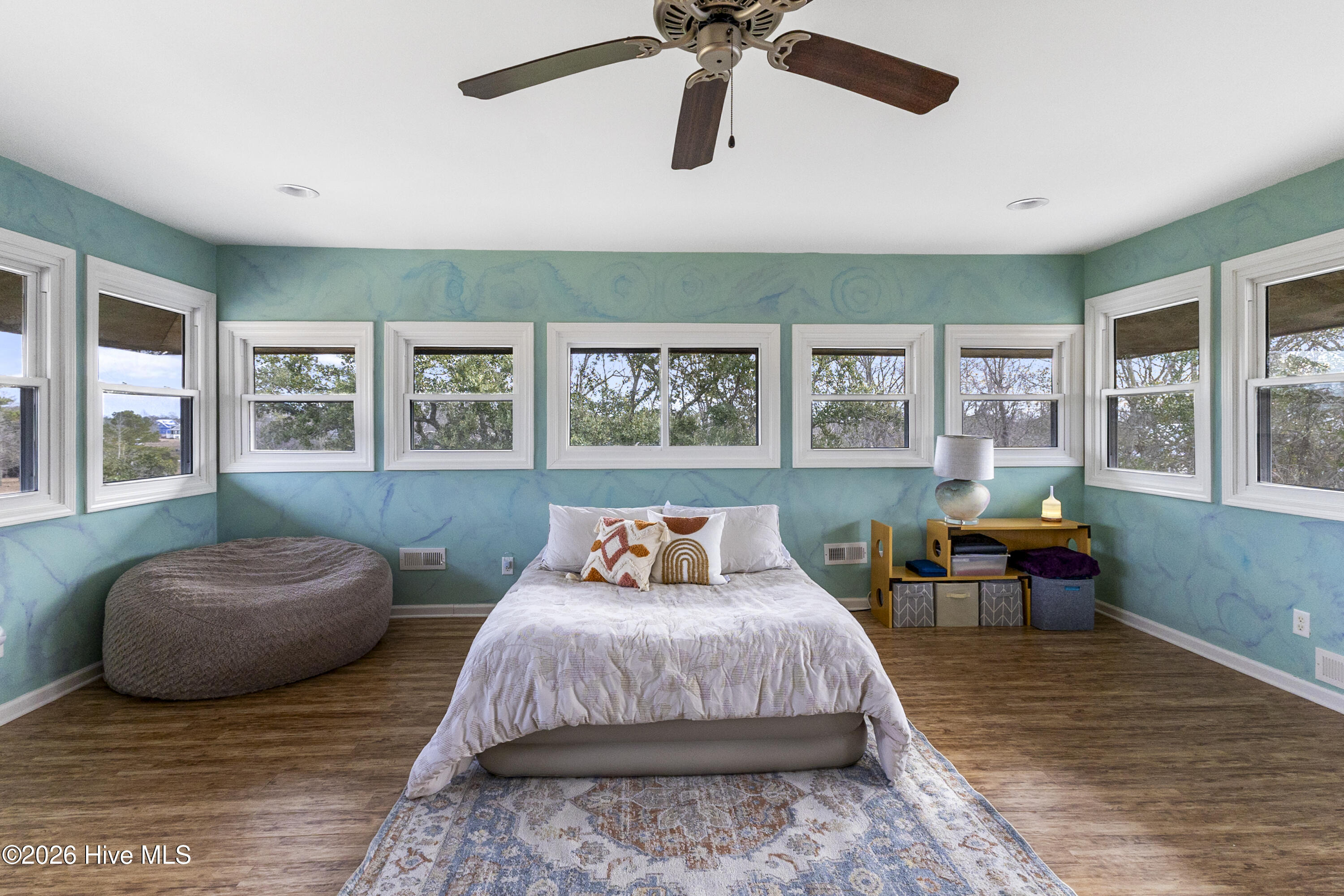 100550645 | Photo 22