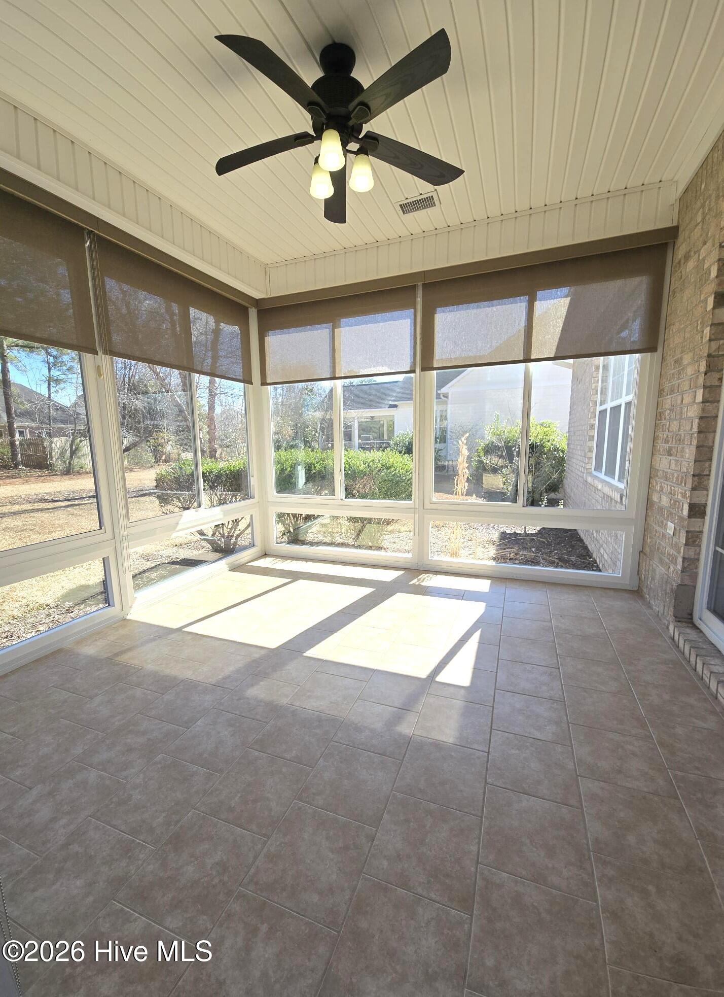 100526978 | Photo 24