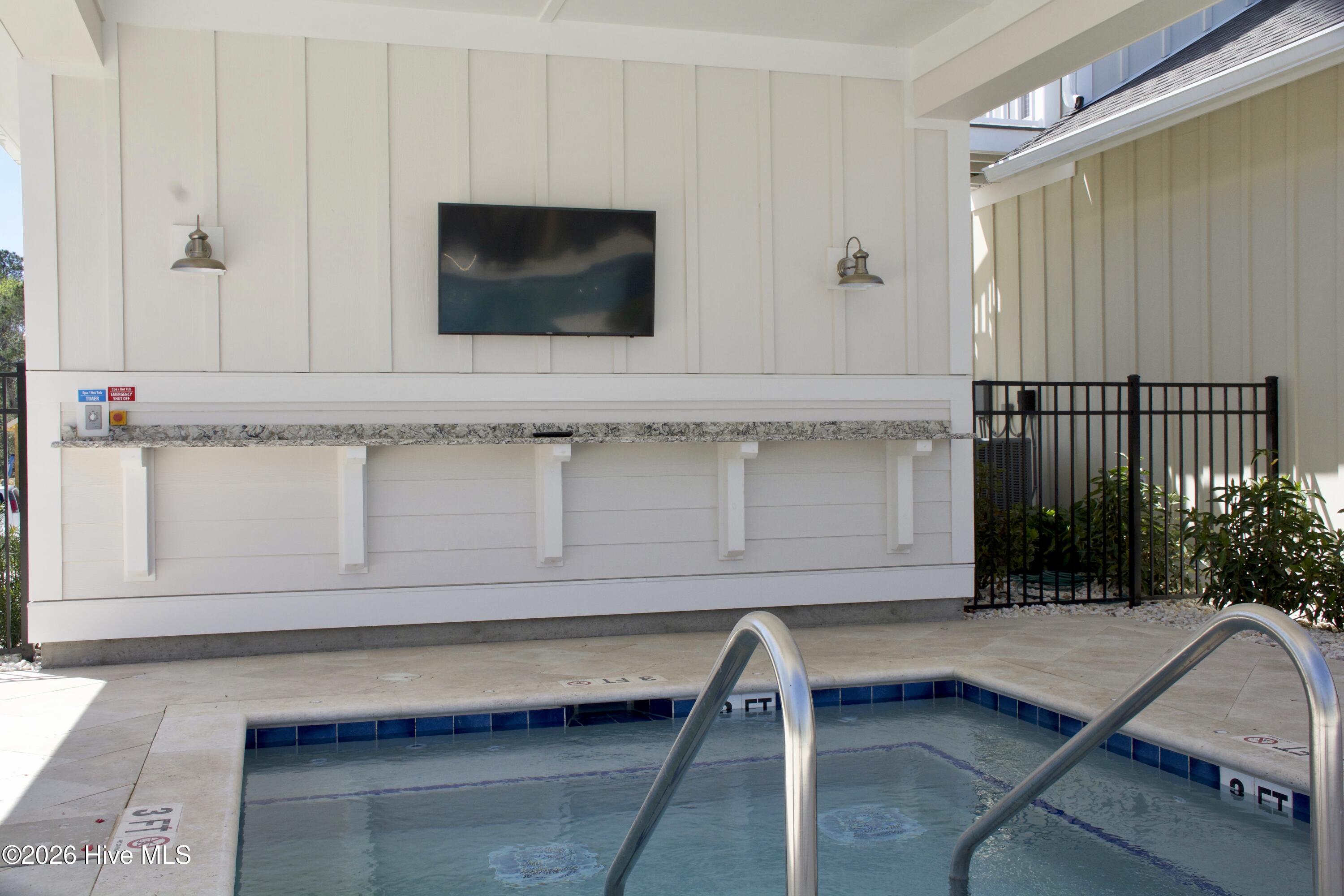 100561295 | Photo 58