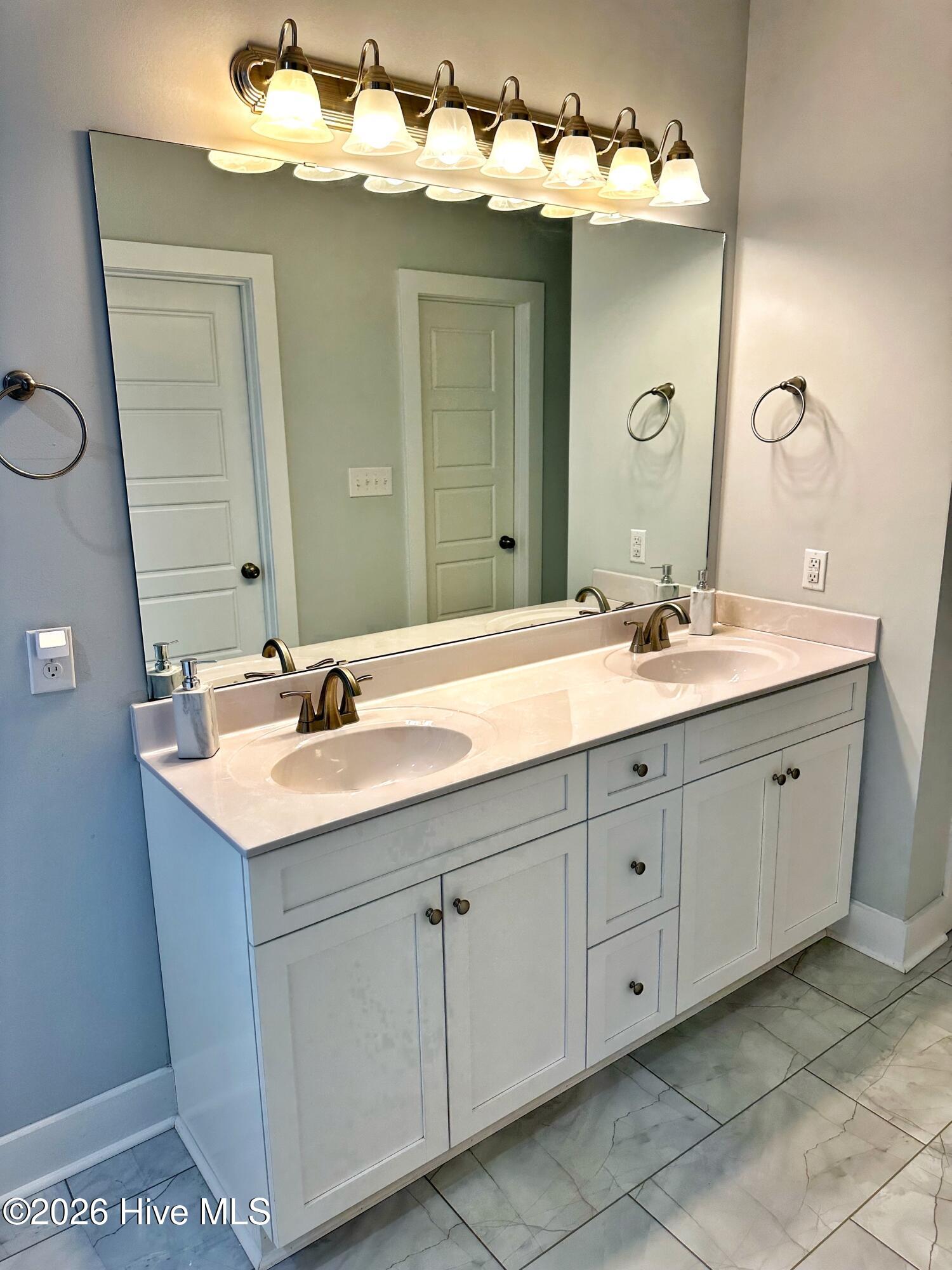 100555185 | Photo 34