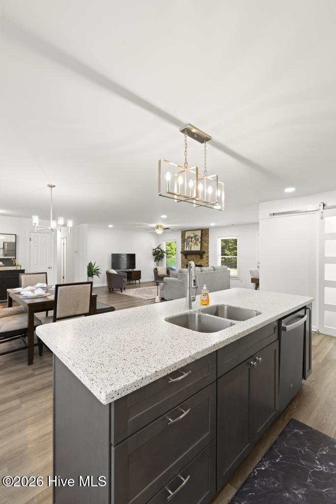 100568069 | Photo 14