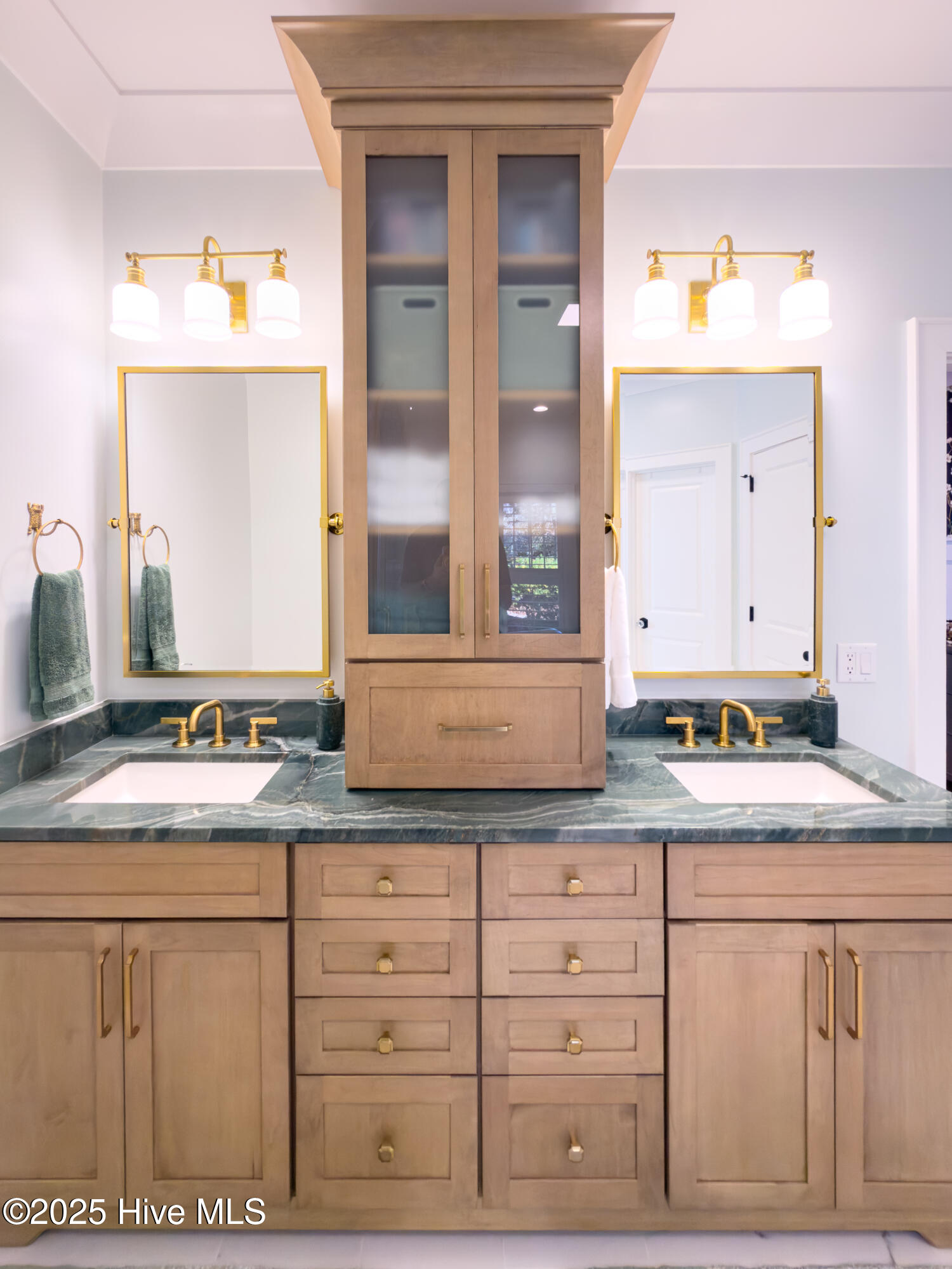 100542348 | Photo 29