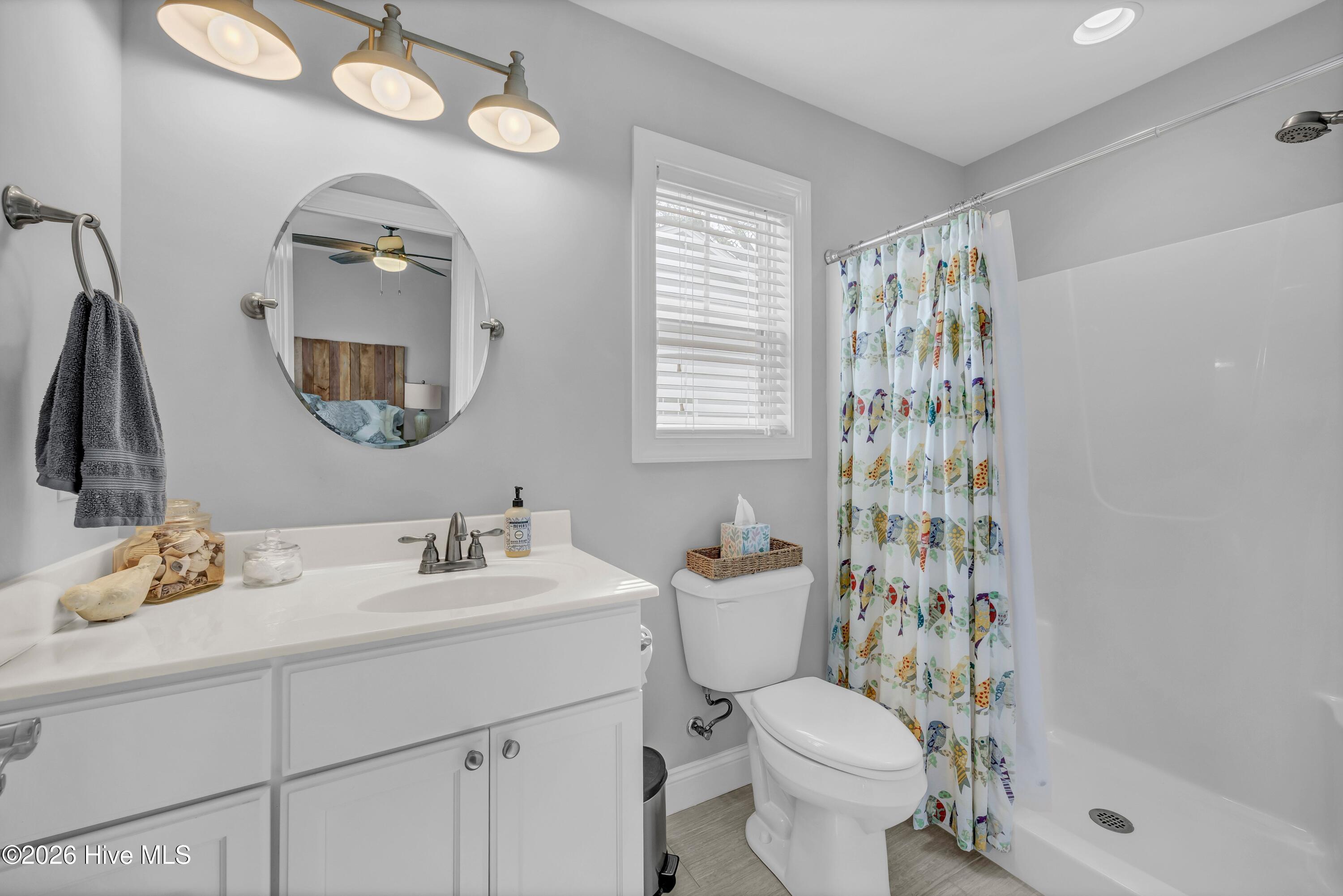 100565000 | Photo 22