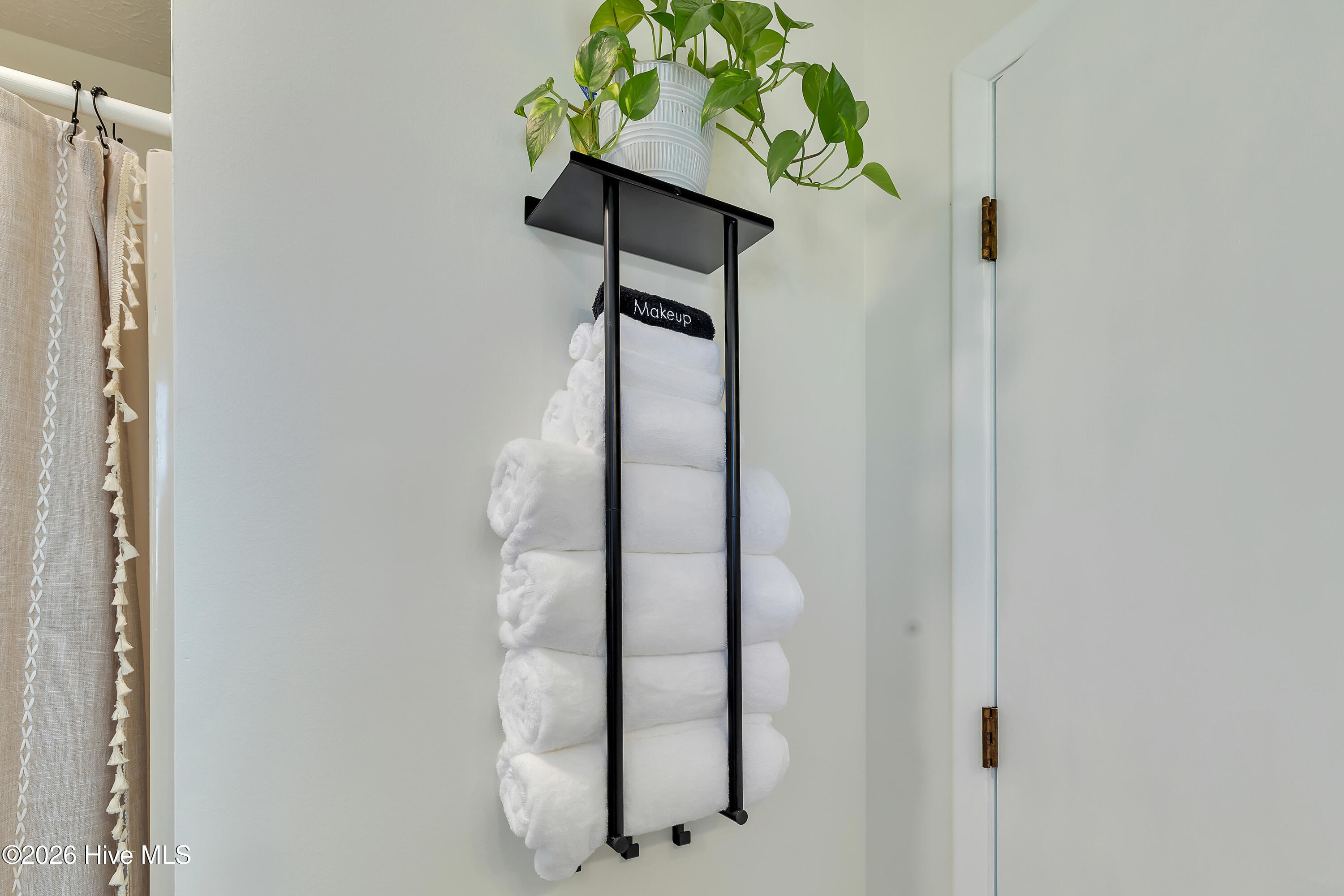 100548009 | Photo 43