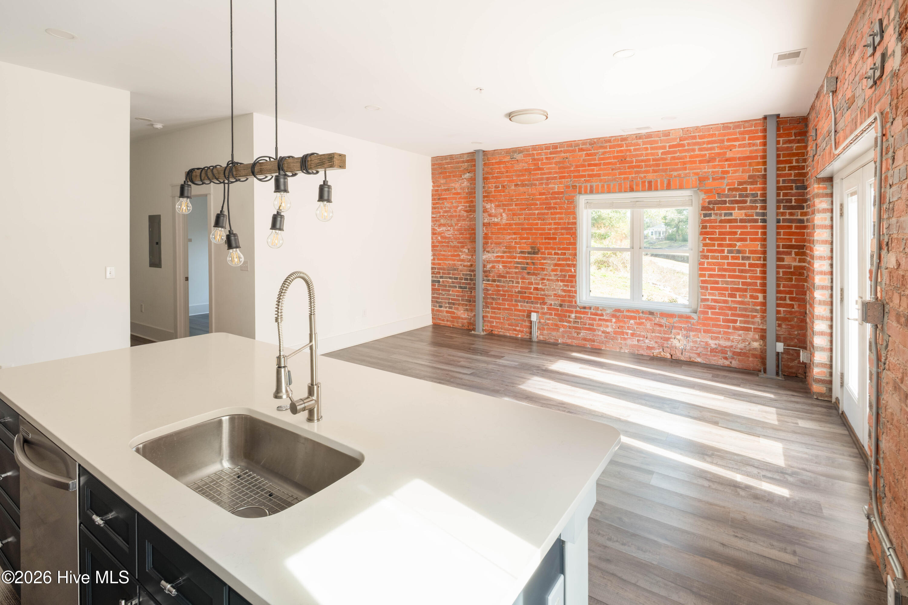 100549852 | Photo 25