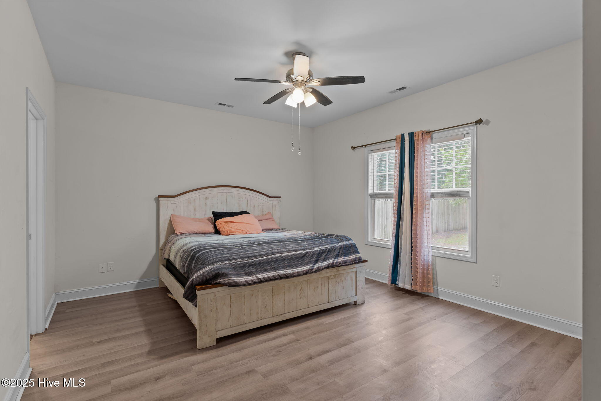 100537079 | Photo 27