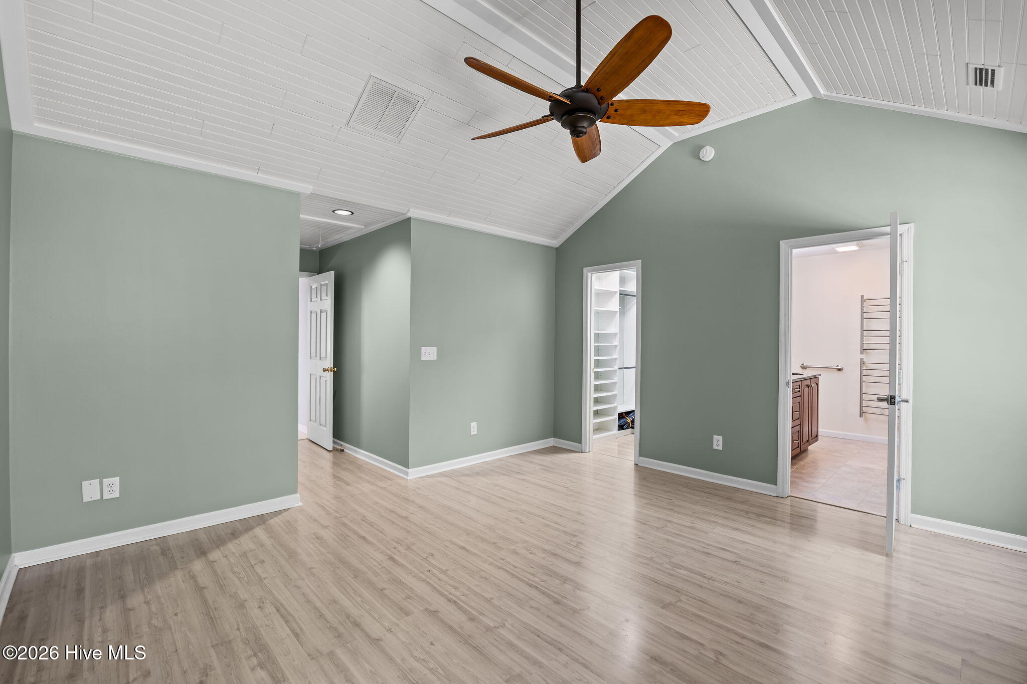 100565188 | Photo 22