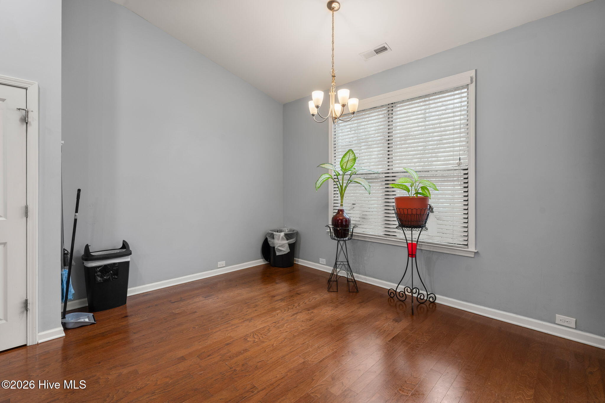 100557369 | Photo 25