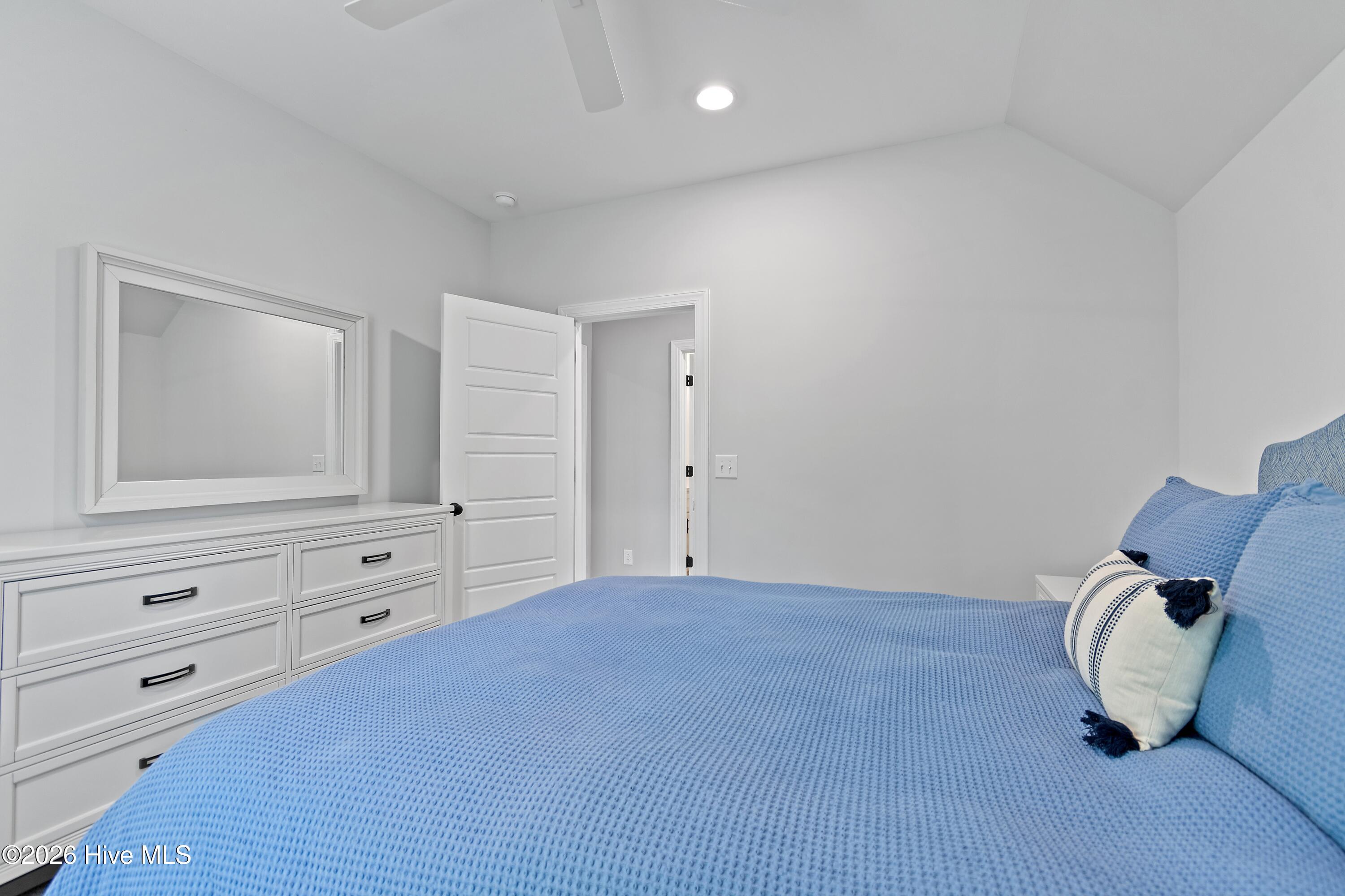 100565017 | Photo 40