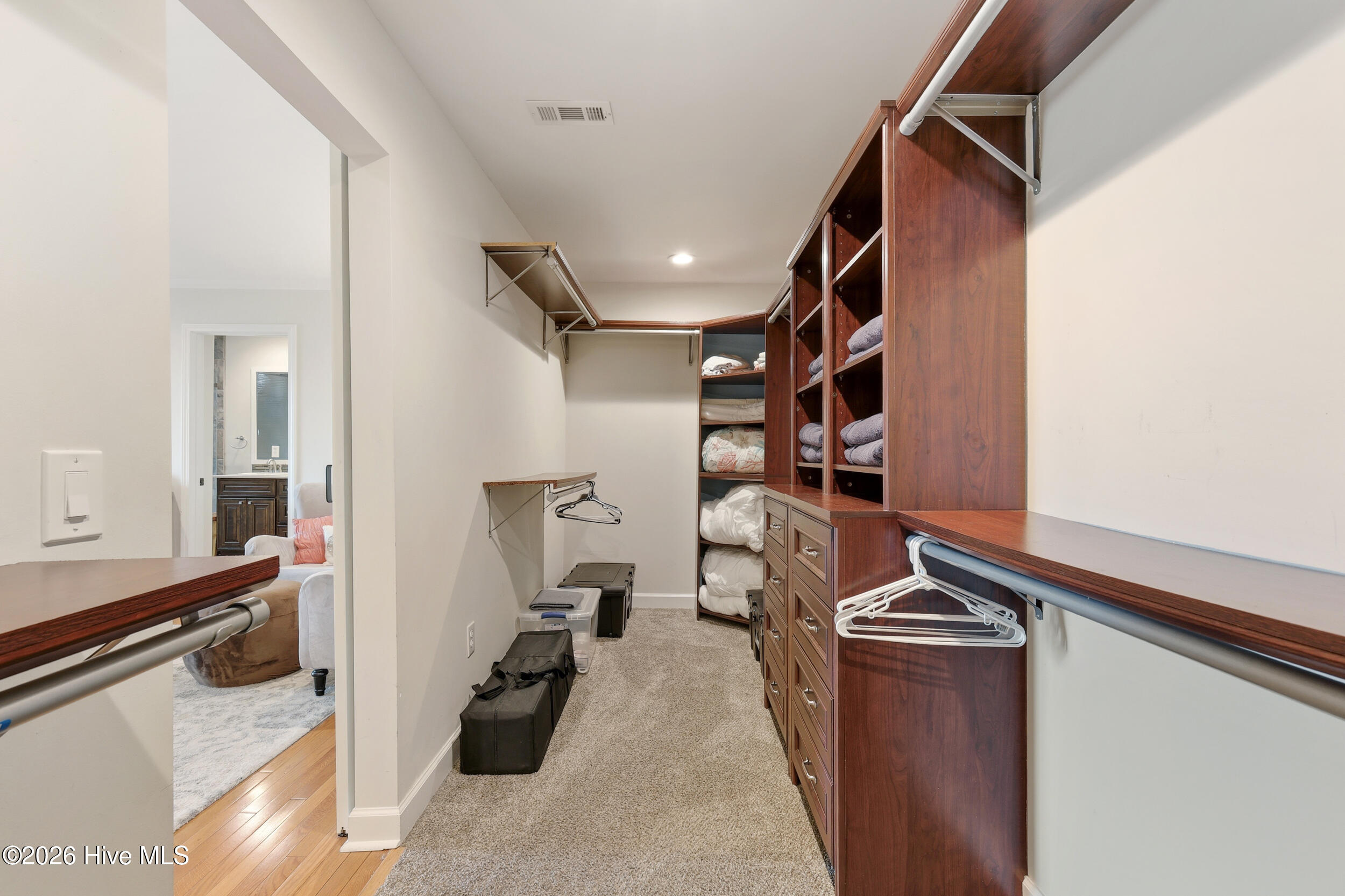 100569323 | Photo 22