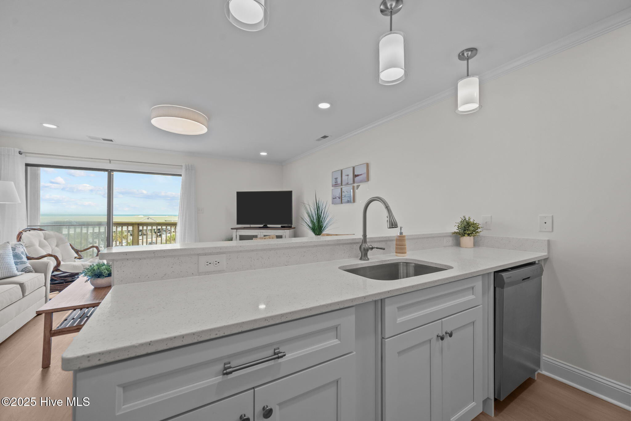 100546073 | Photo 16