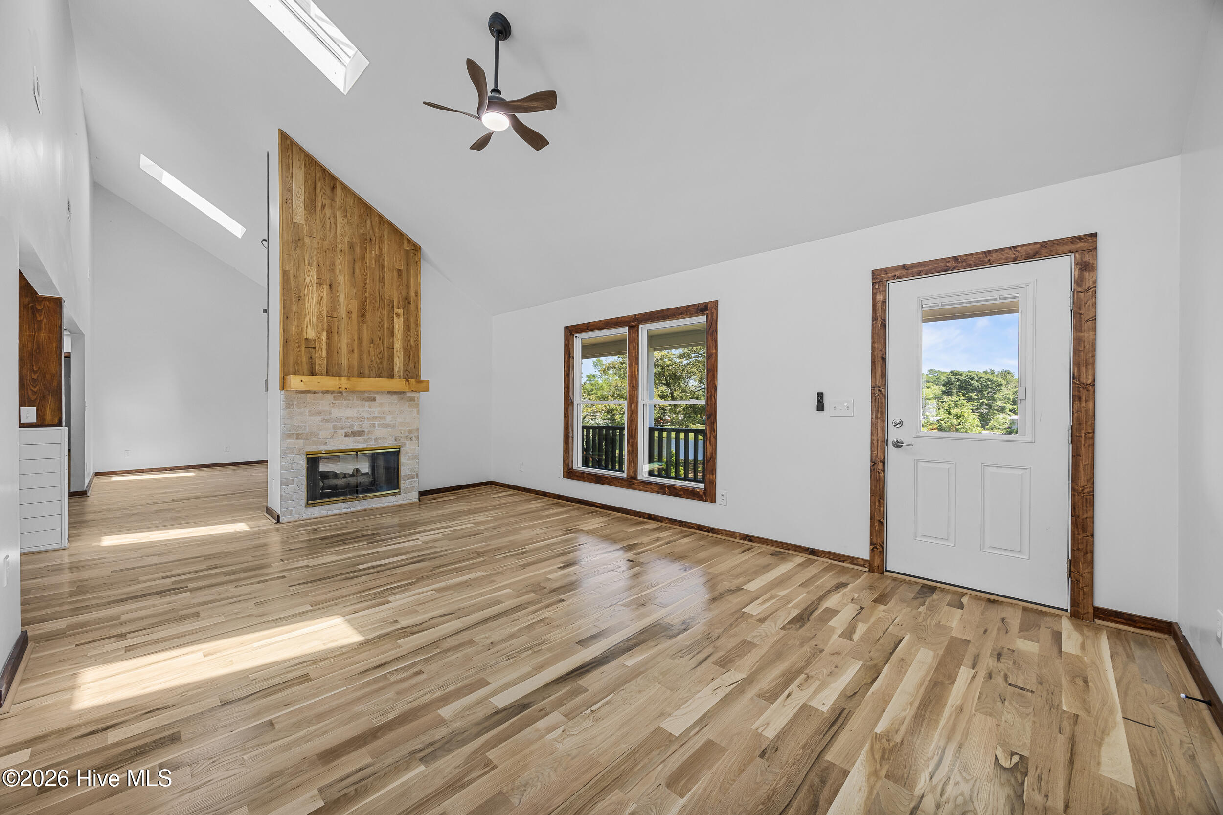 100568945 | Photo 14