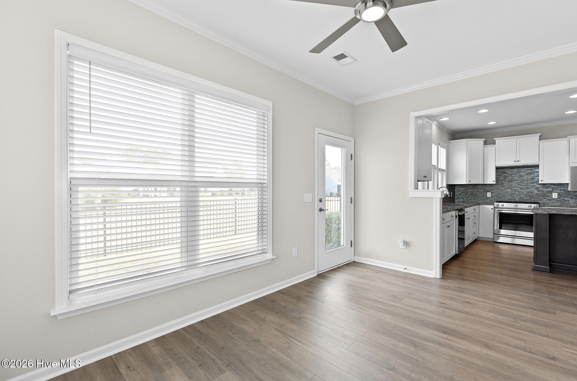 100554927 | Photo 19