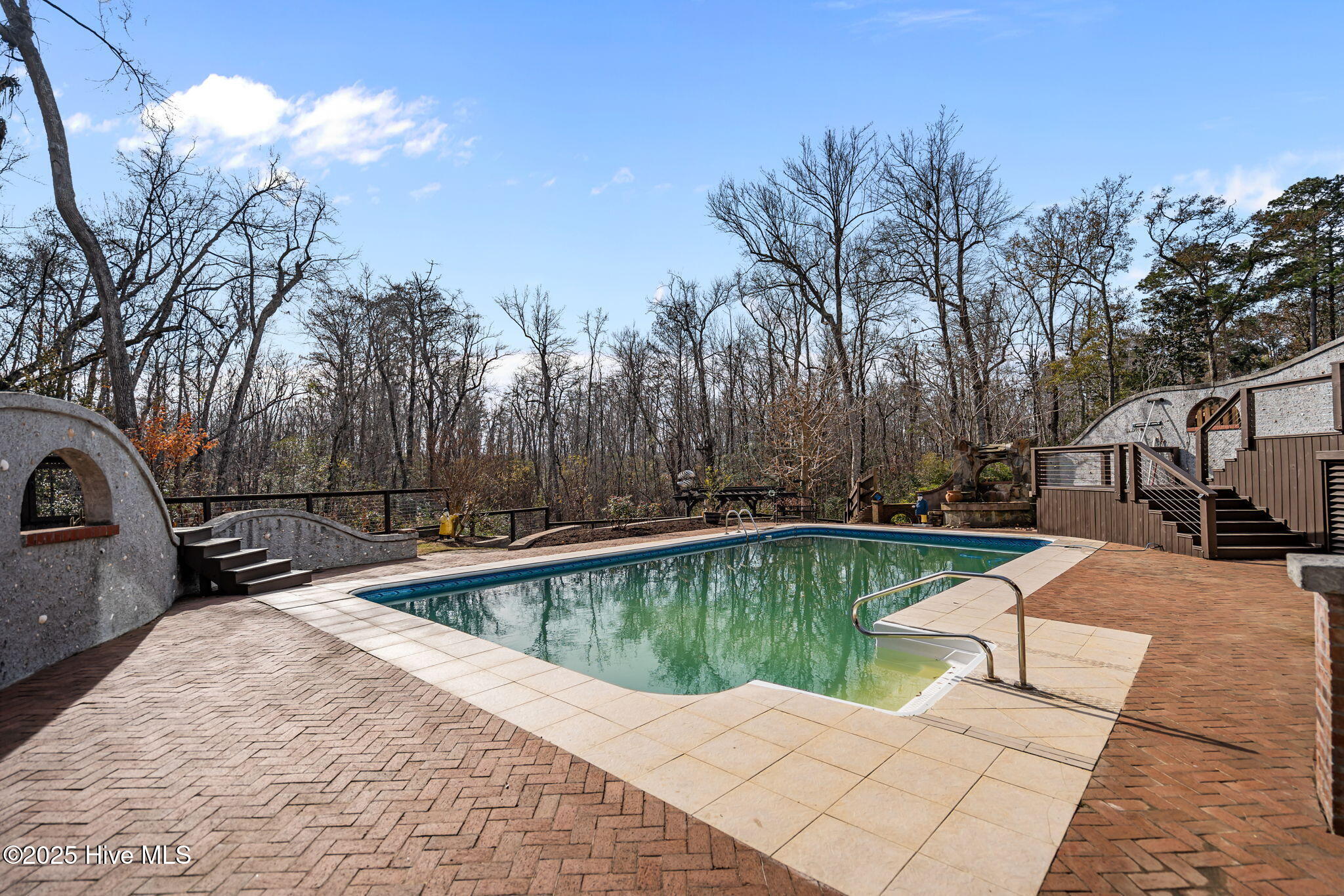 100536455 | Photo 51