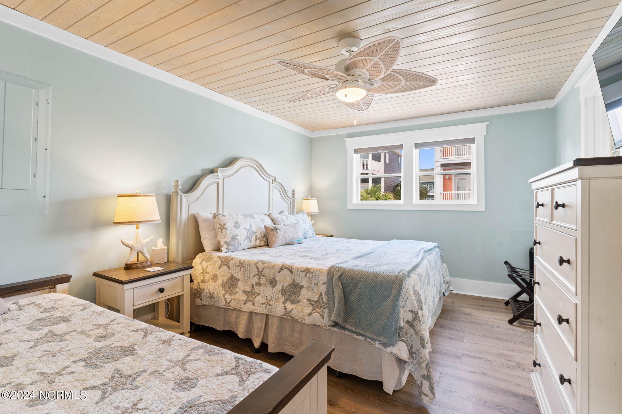 100464984 | Photo 35