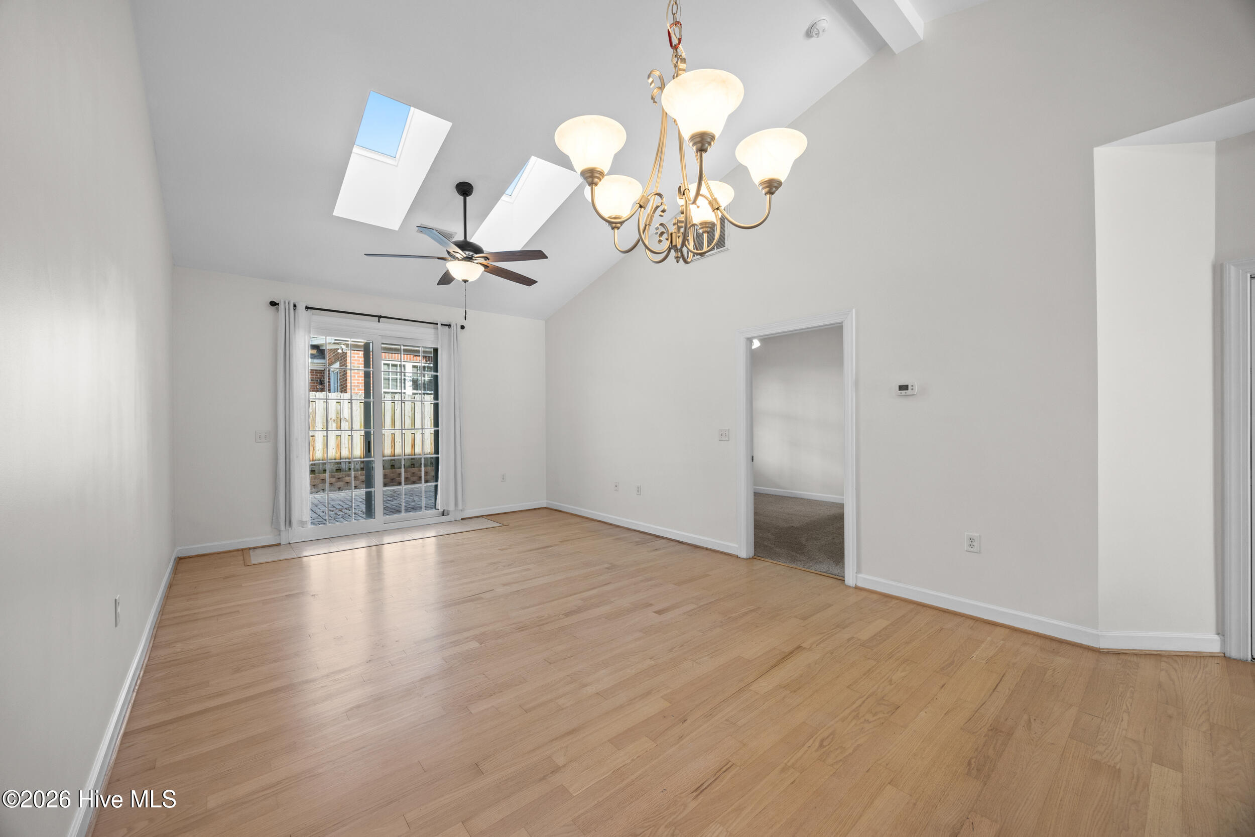 100566827 | Photo 19