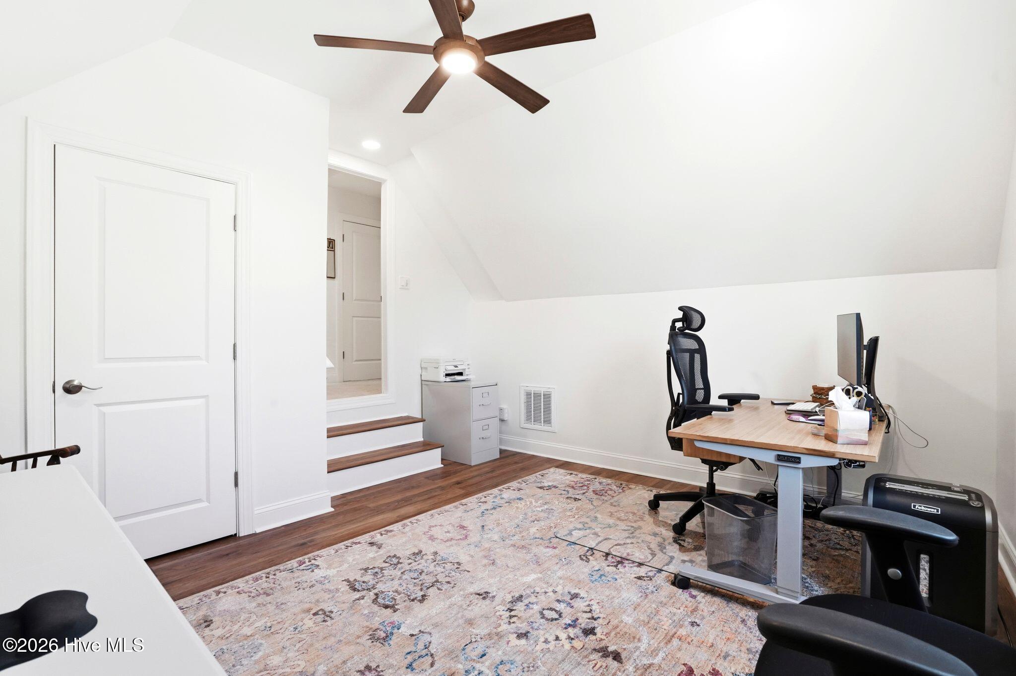 100569004 | Photo 55