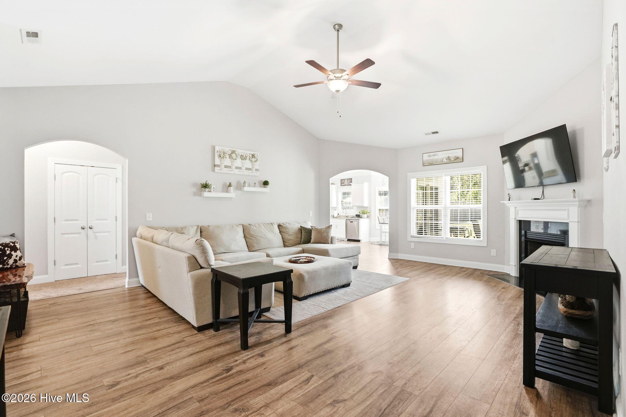 100563818 | Photo 14