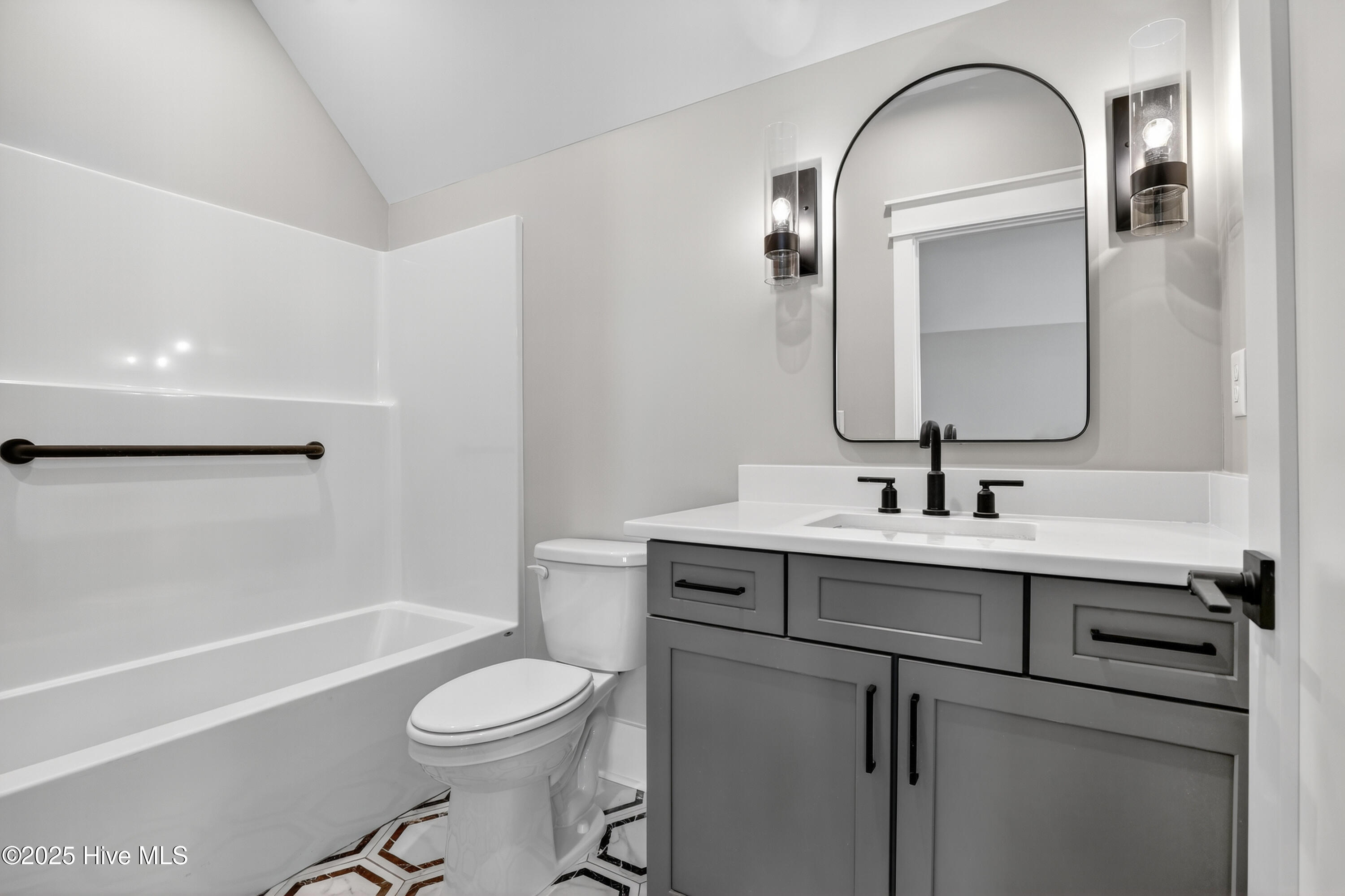 100546984 | Photo 40