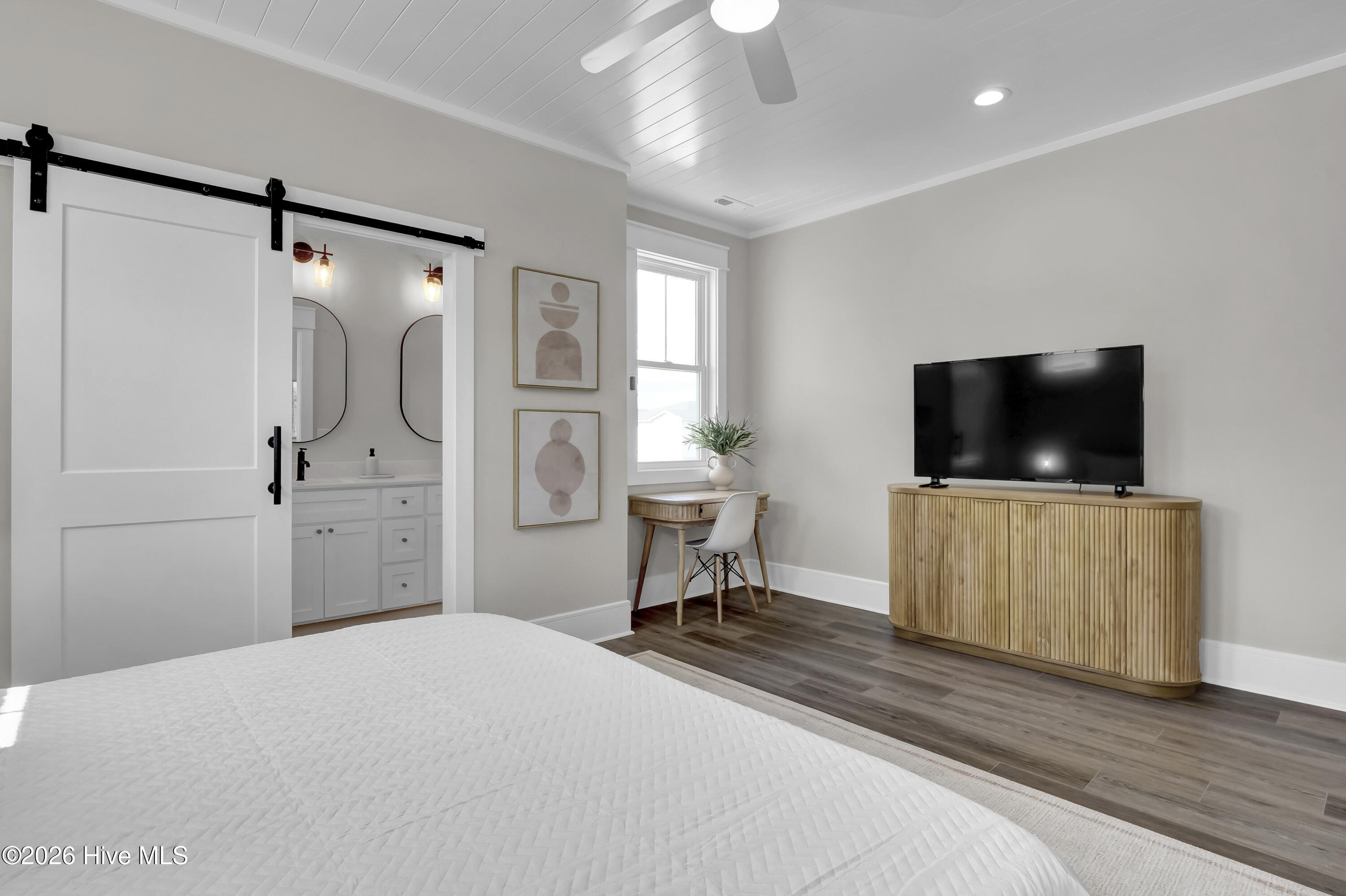 100567892 | Photo 30