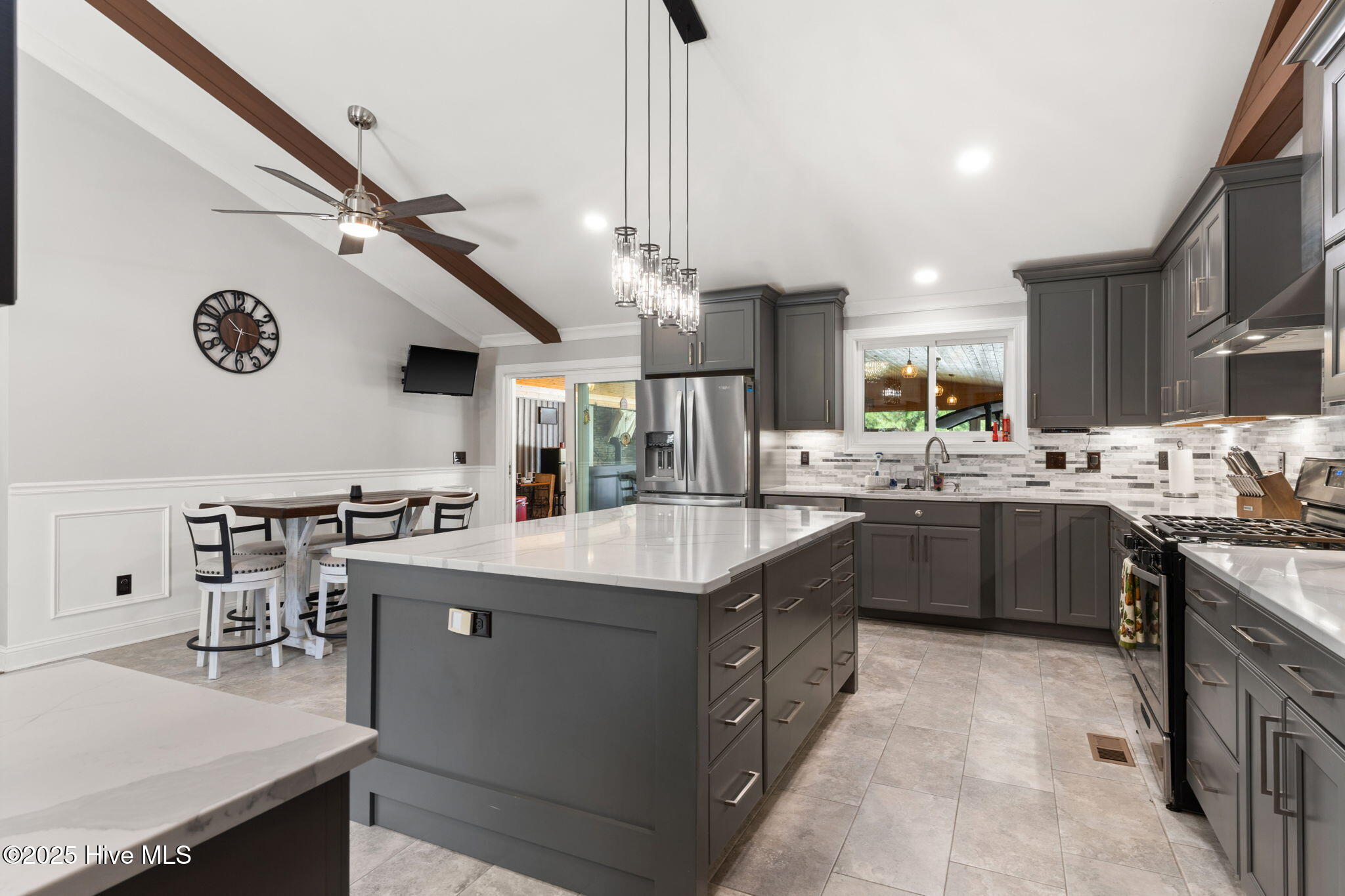 100532897 | Photo 17