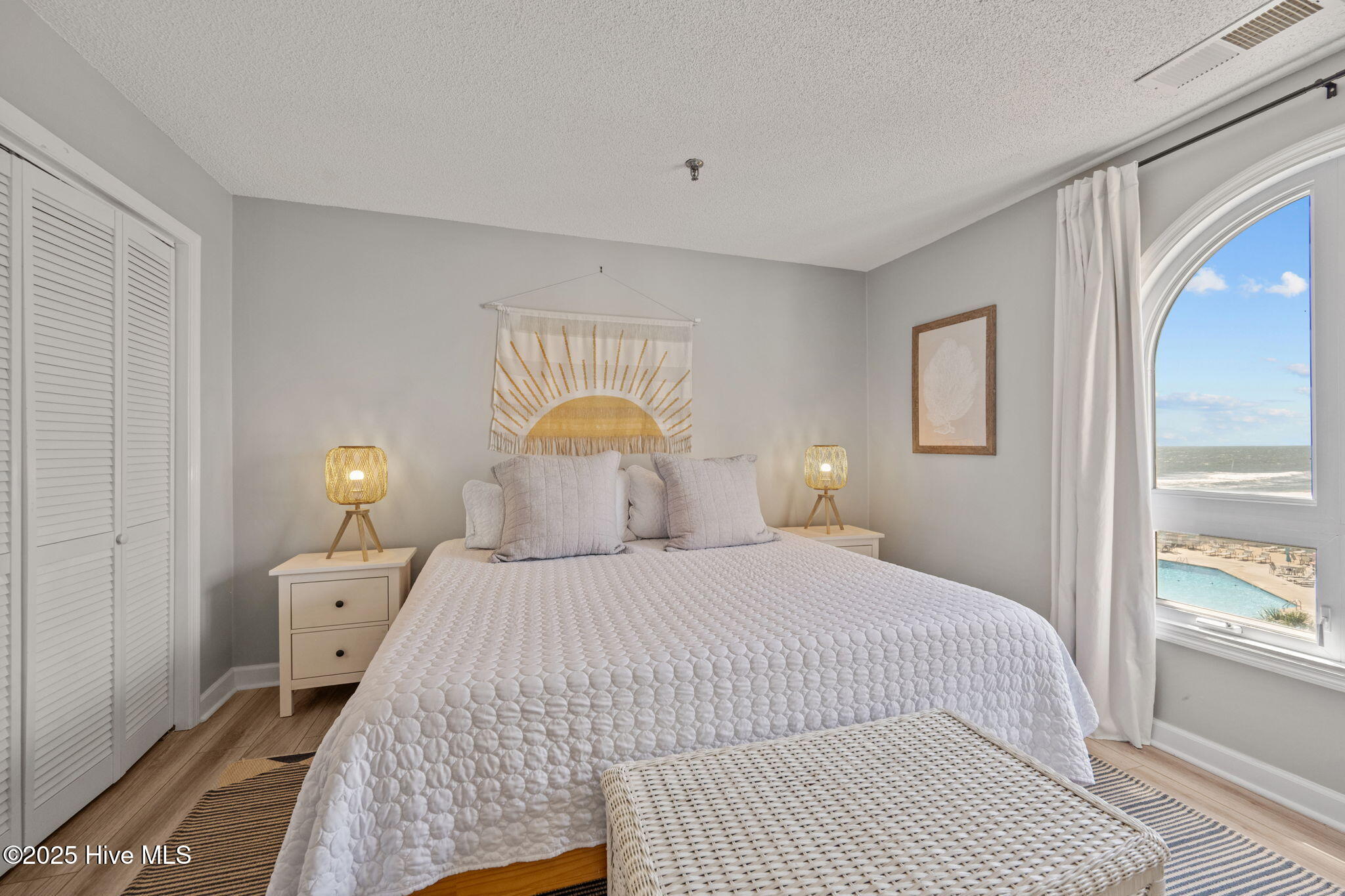 100536613 | Photo 24