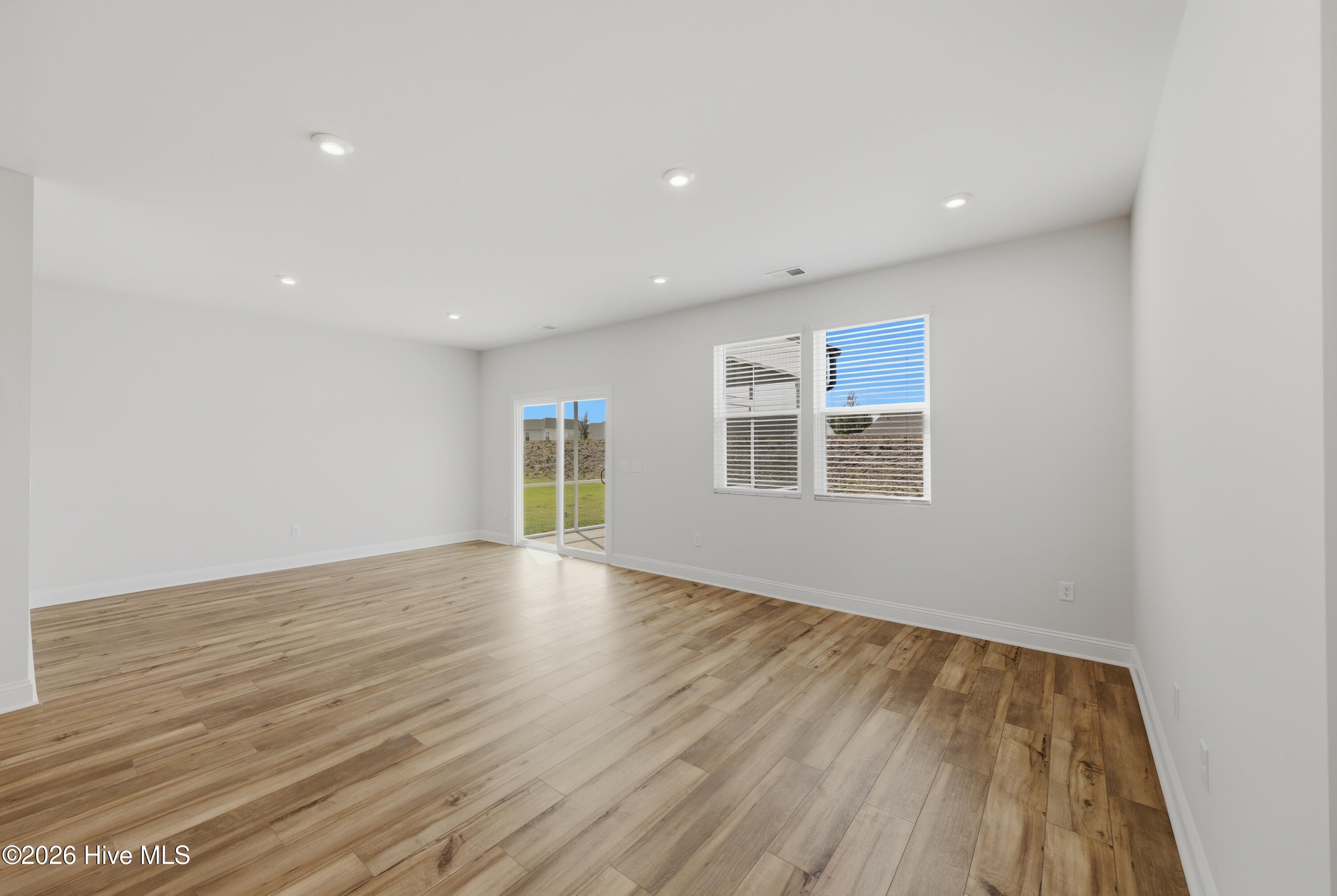 100563139 | Photo 25