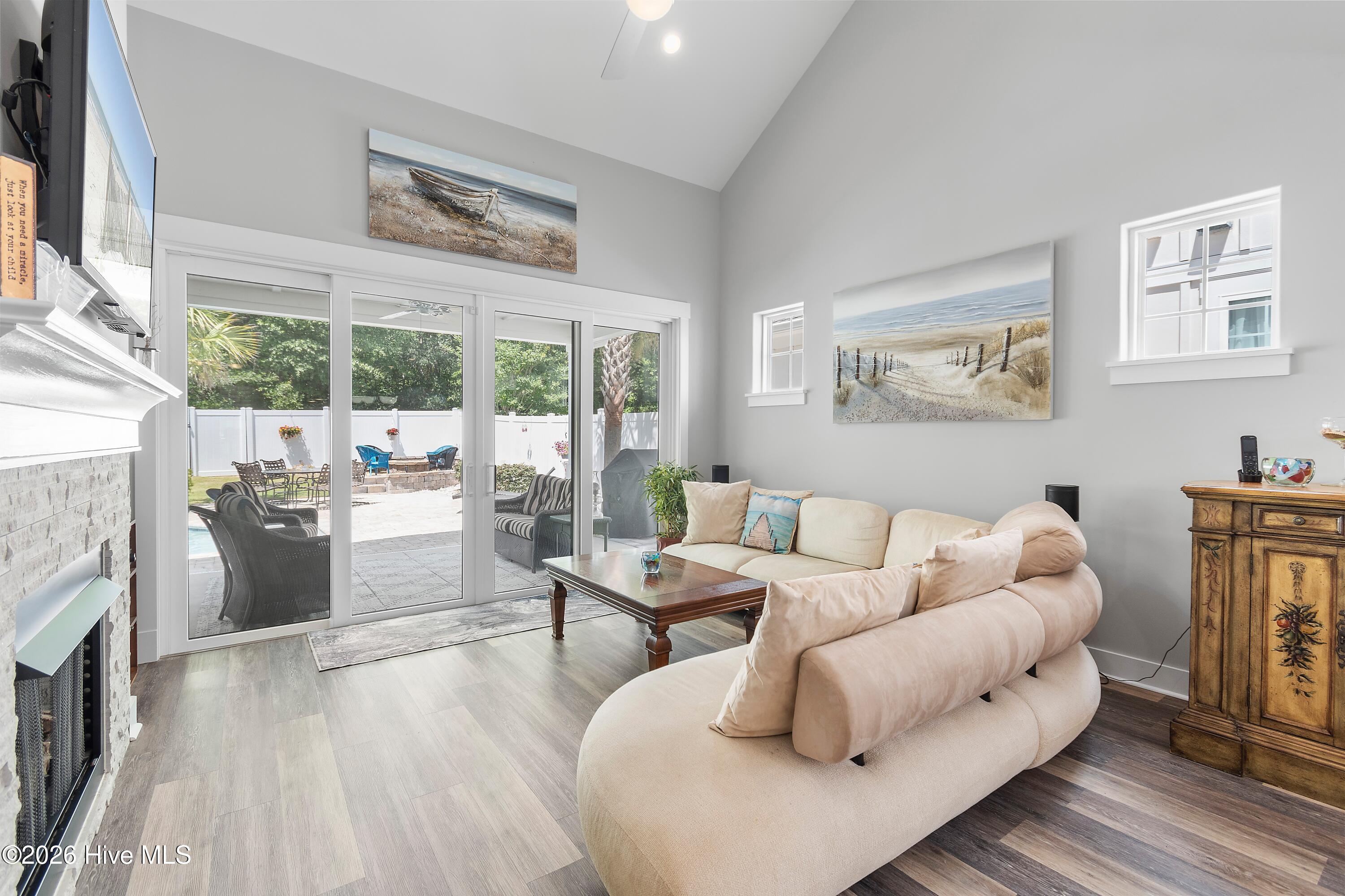 100561295 | Photo 14