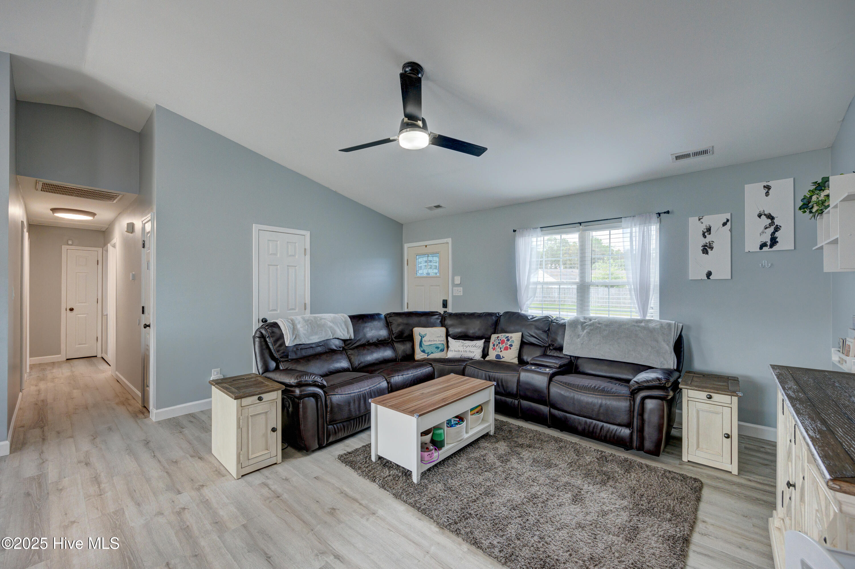 100561437 | Photo 11