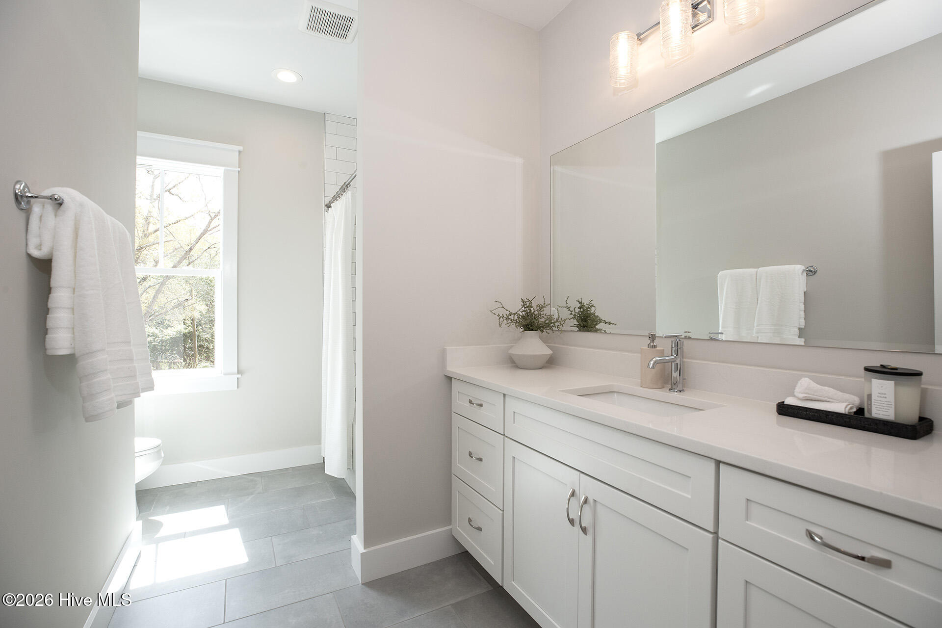 100562068 | Photo 29