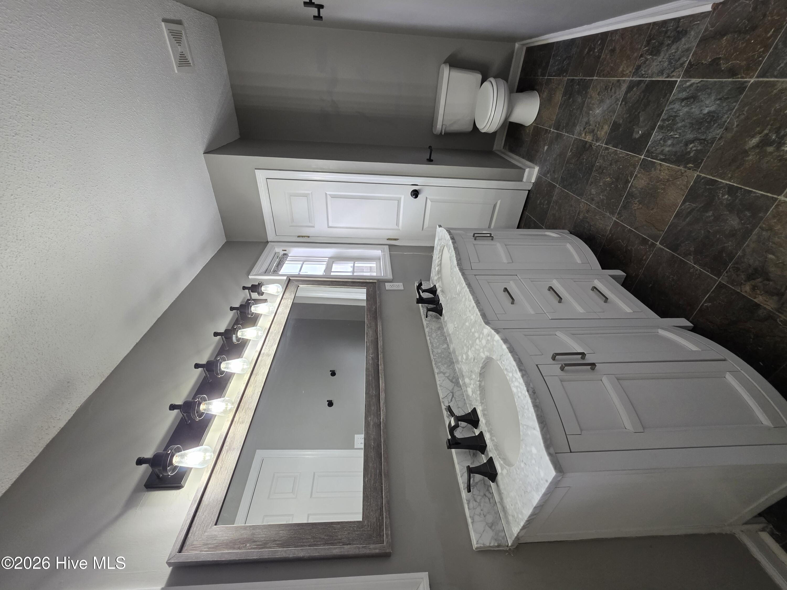 100555811 | Photo 15