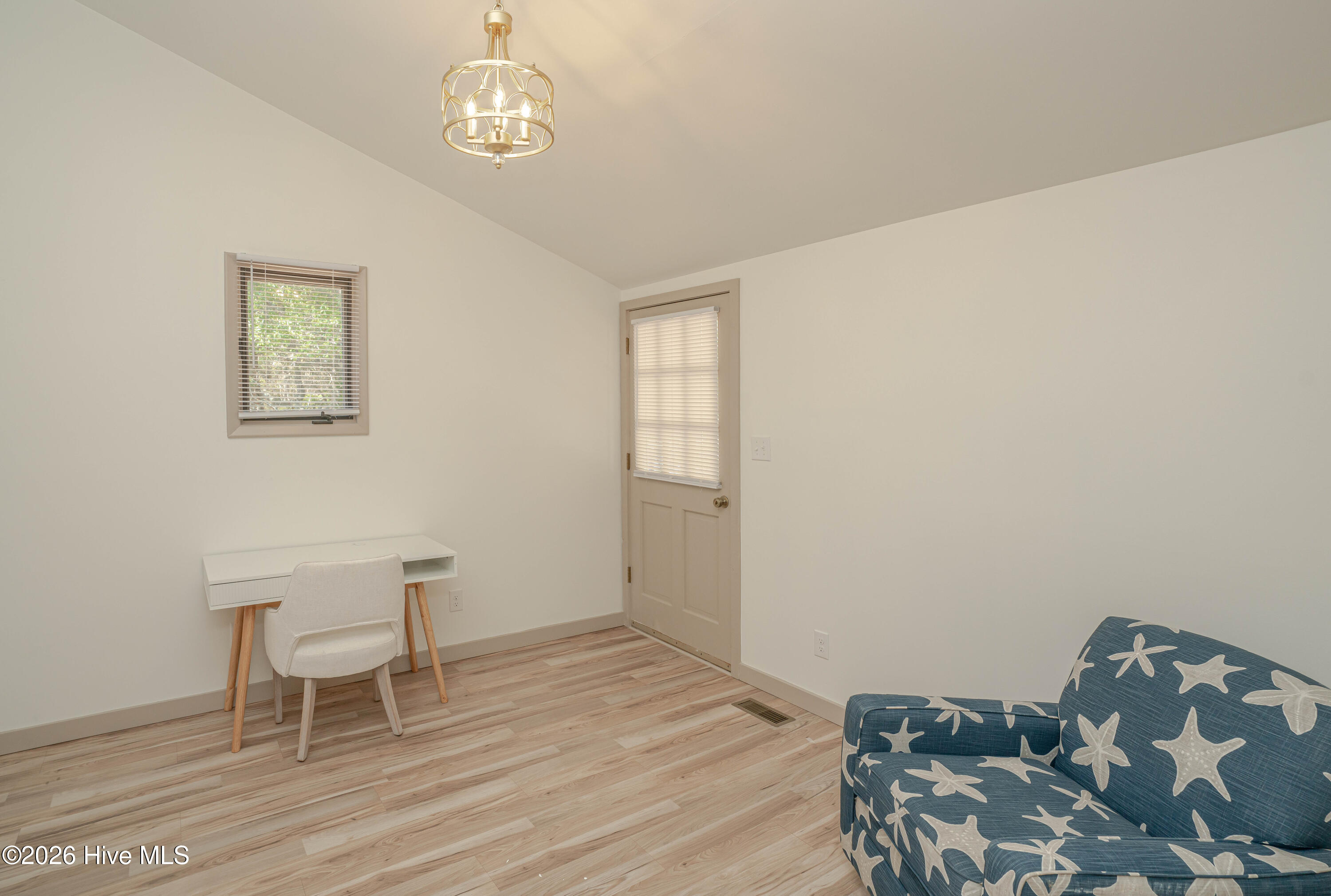 100567372 | Photo 46