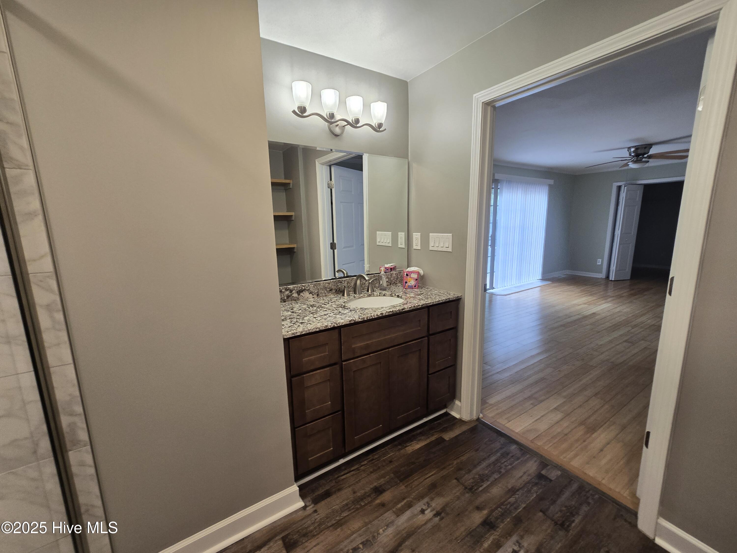 100527470 | Photo 30