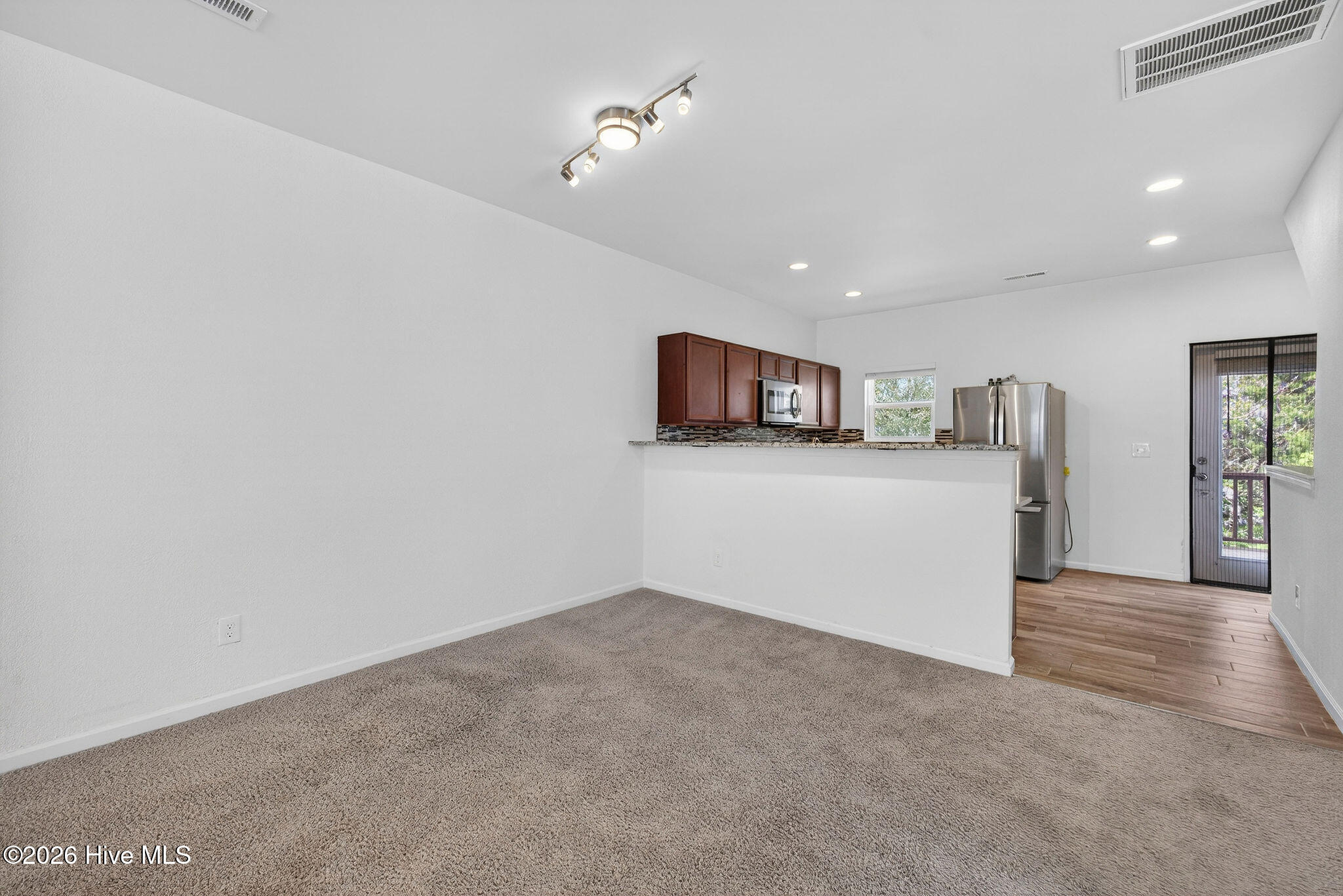 100563693 | Photo 20