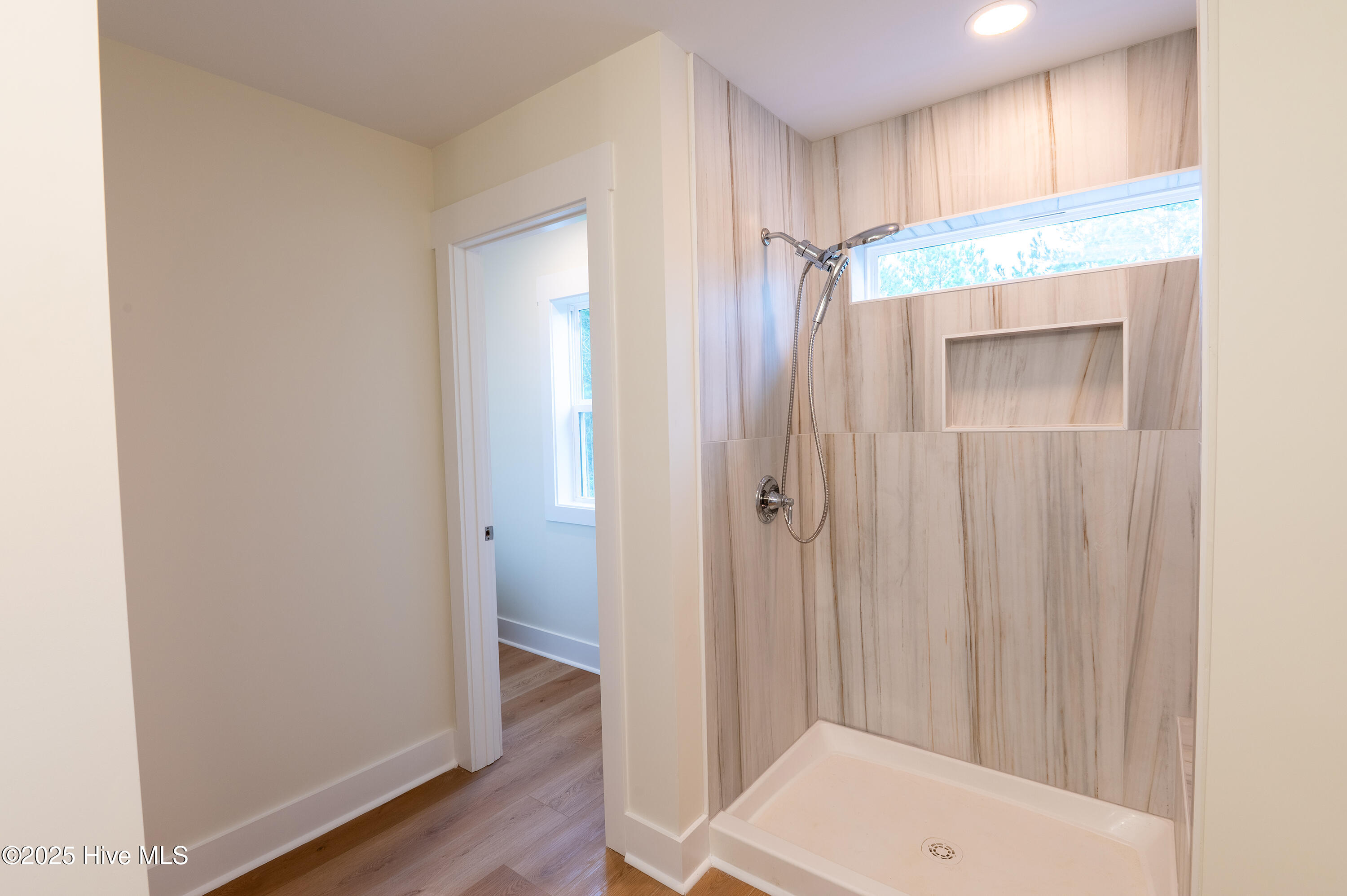 100518450 | Photo 19