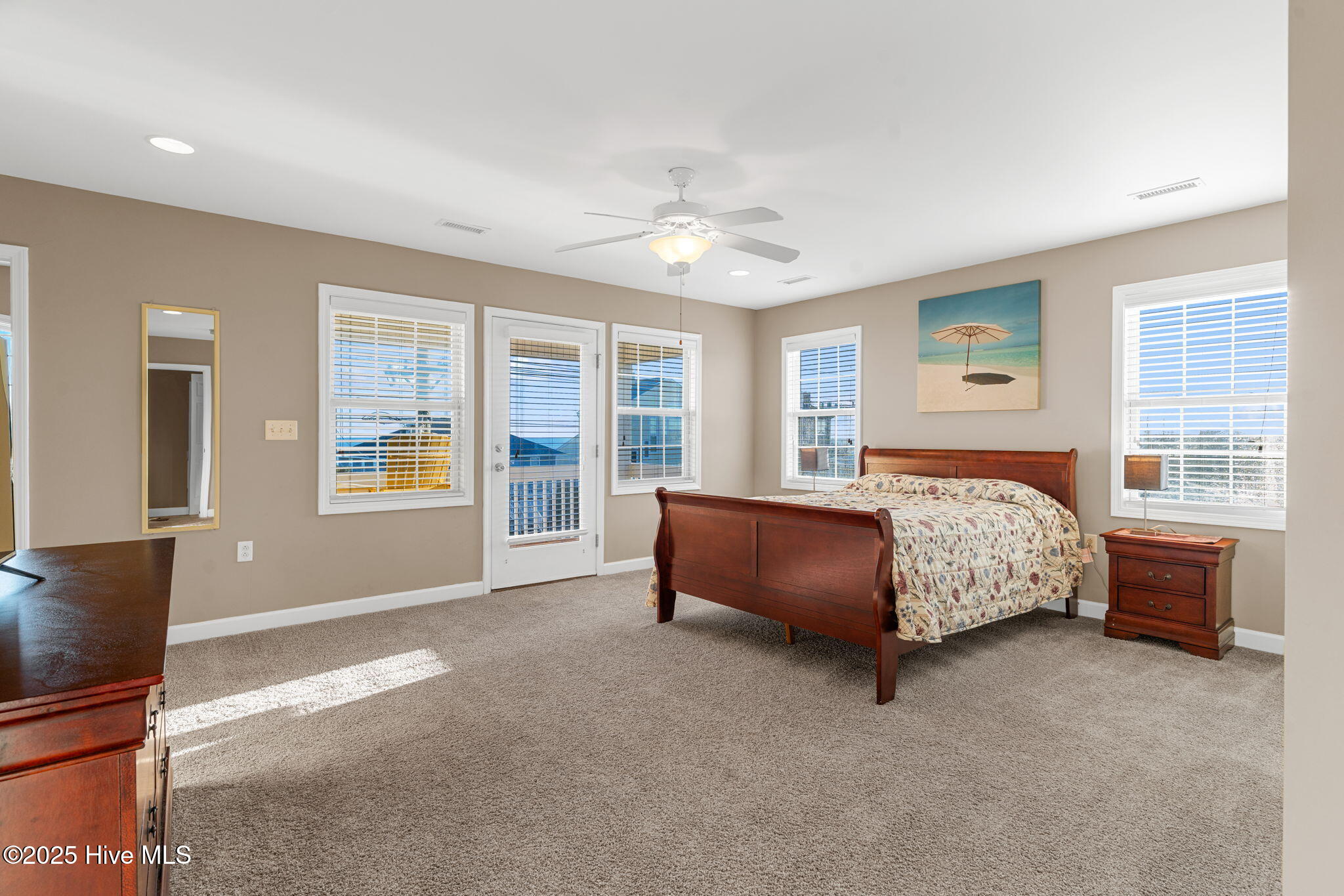 100544911 | Photo 40