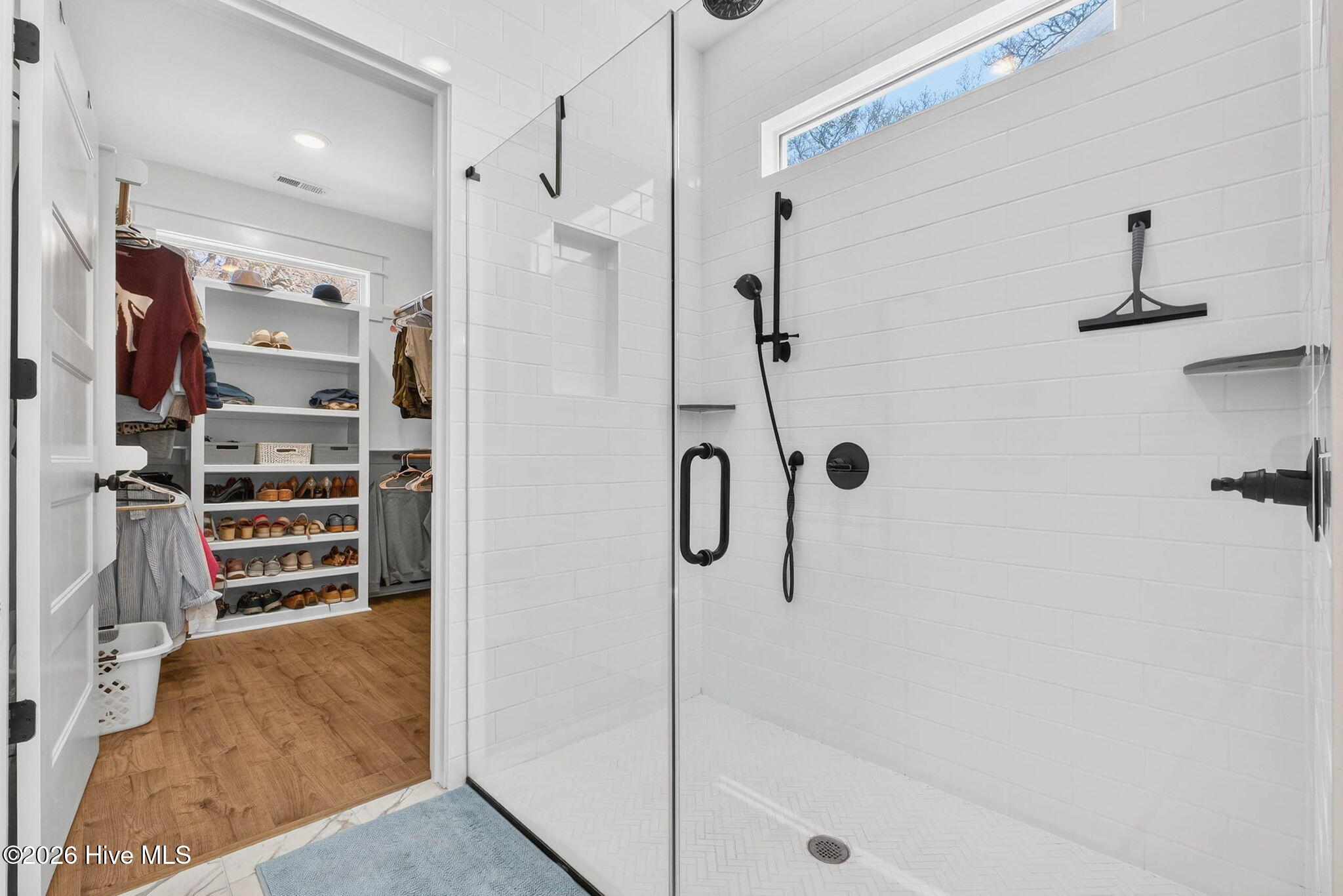 100561272 | Photo 22