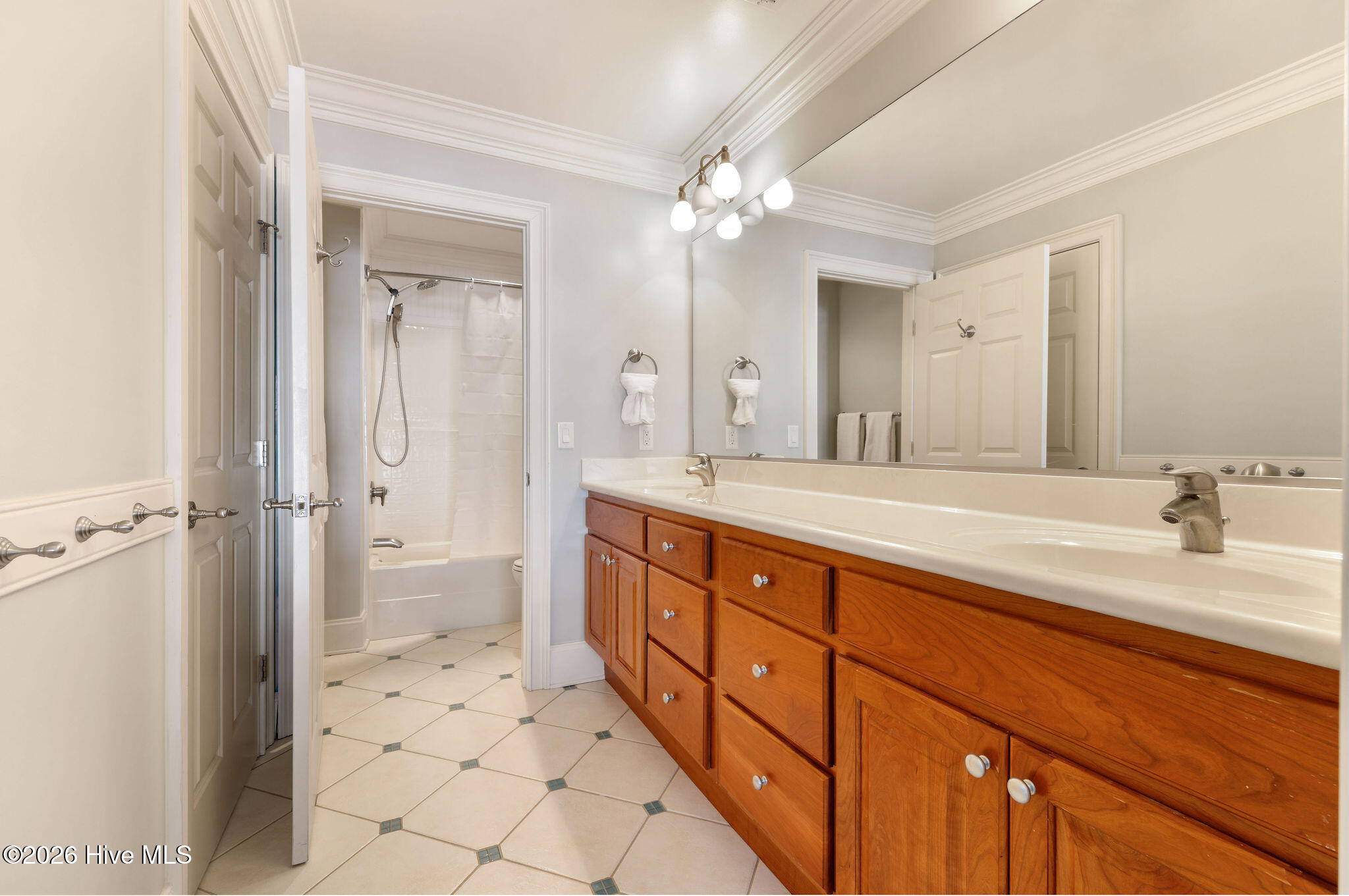 100557018 | Photo 48