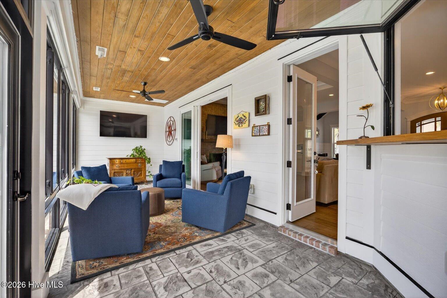 100566266 | Photo 30