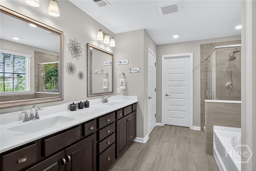 Ensuite (Double vanity, water closet, double close