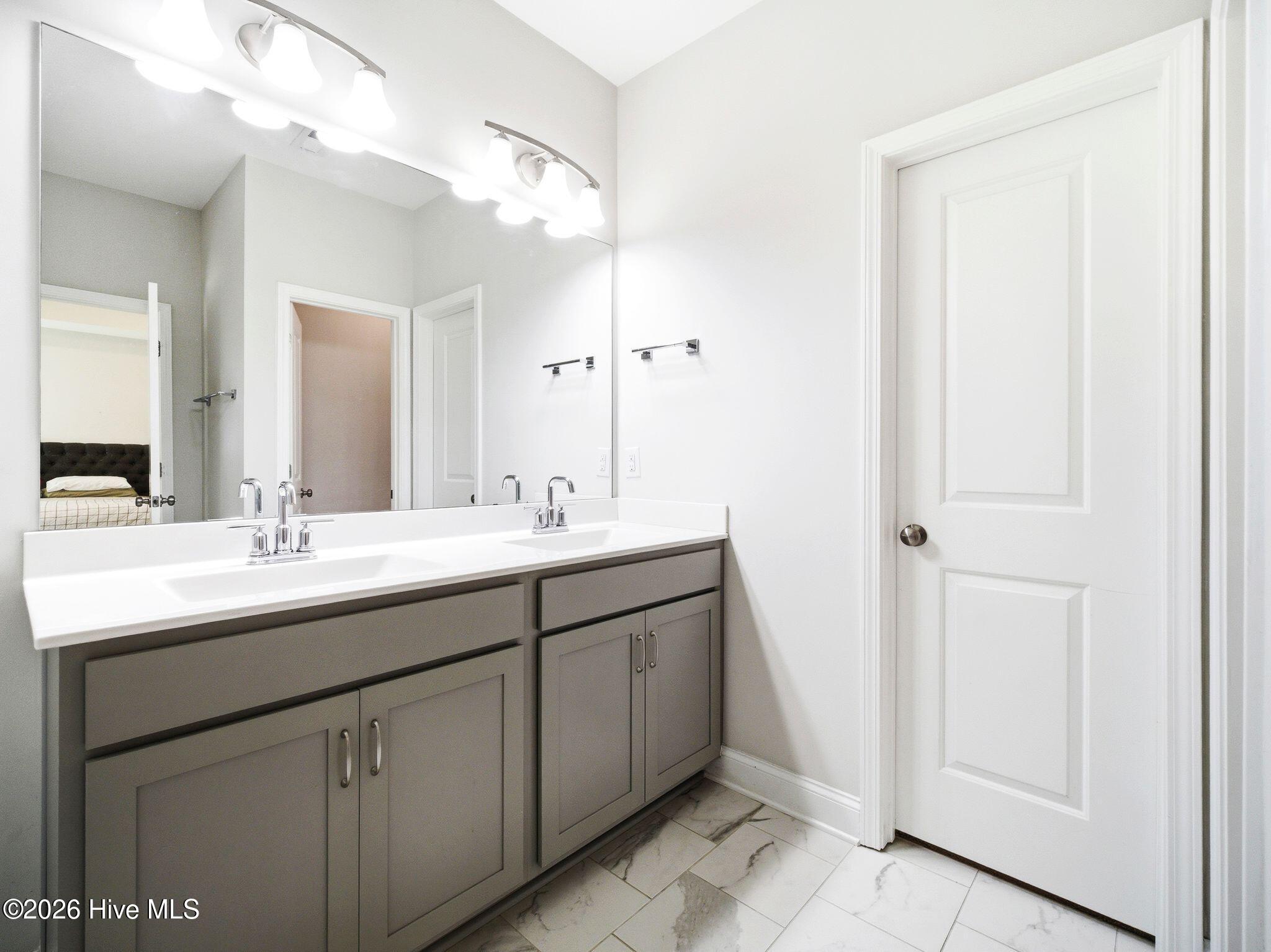 100569792 | Photo 30