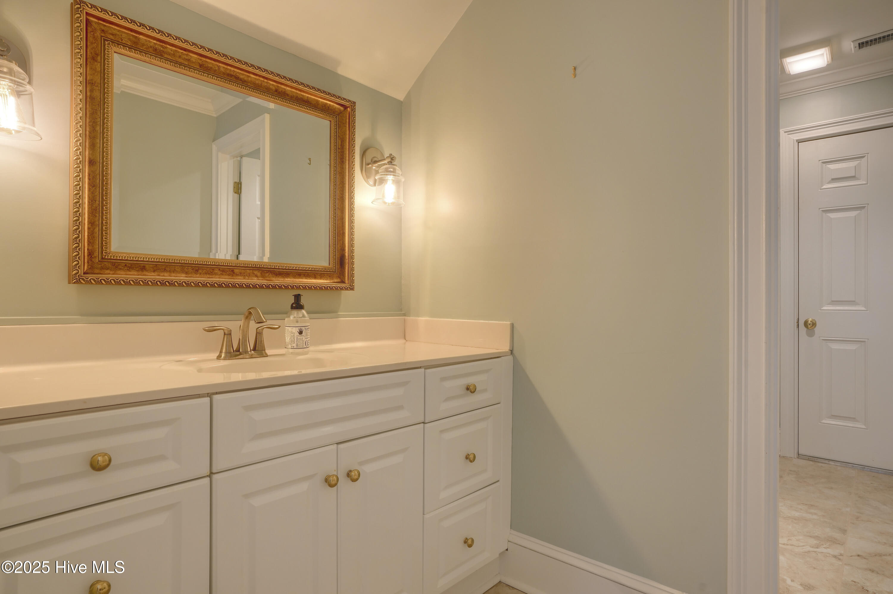 100512986 | Photo 42