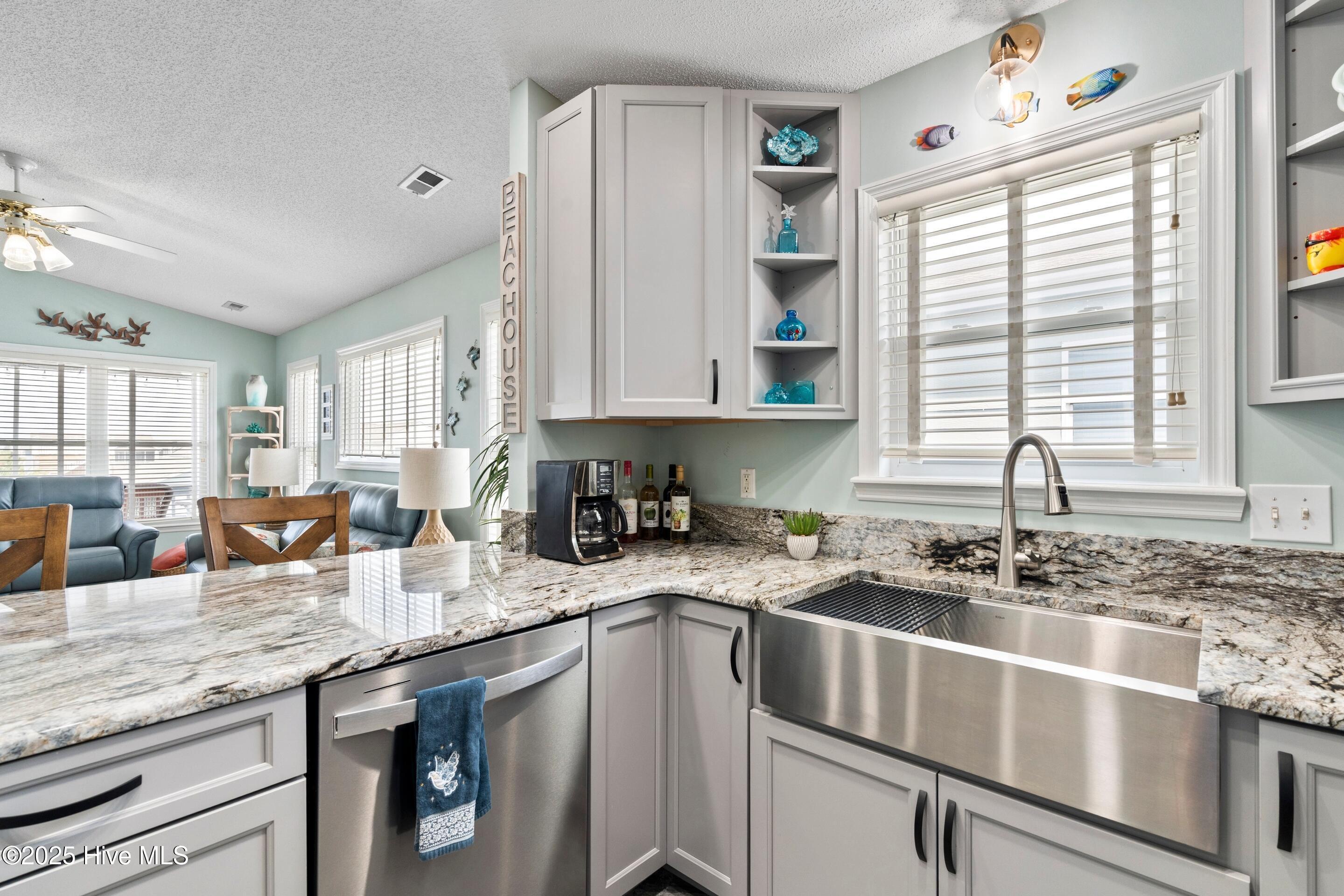 100521733 | Photo 12