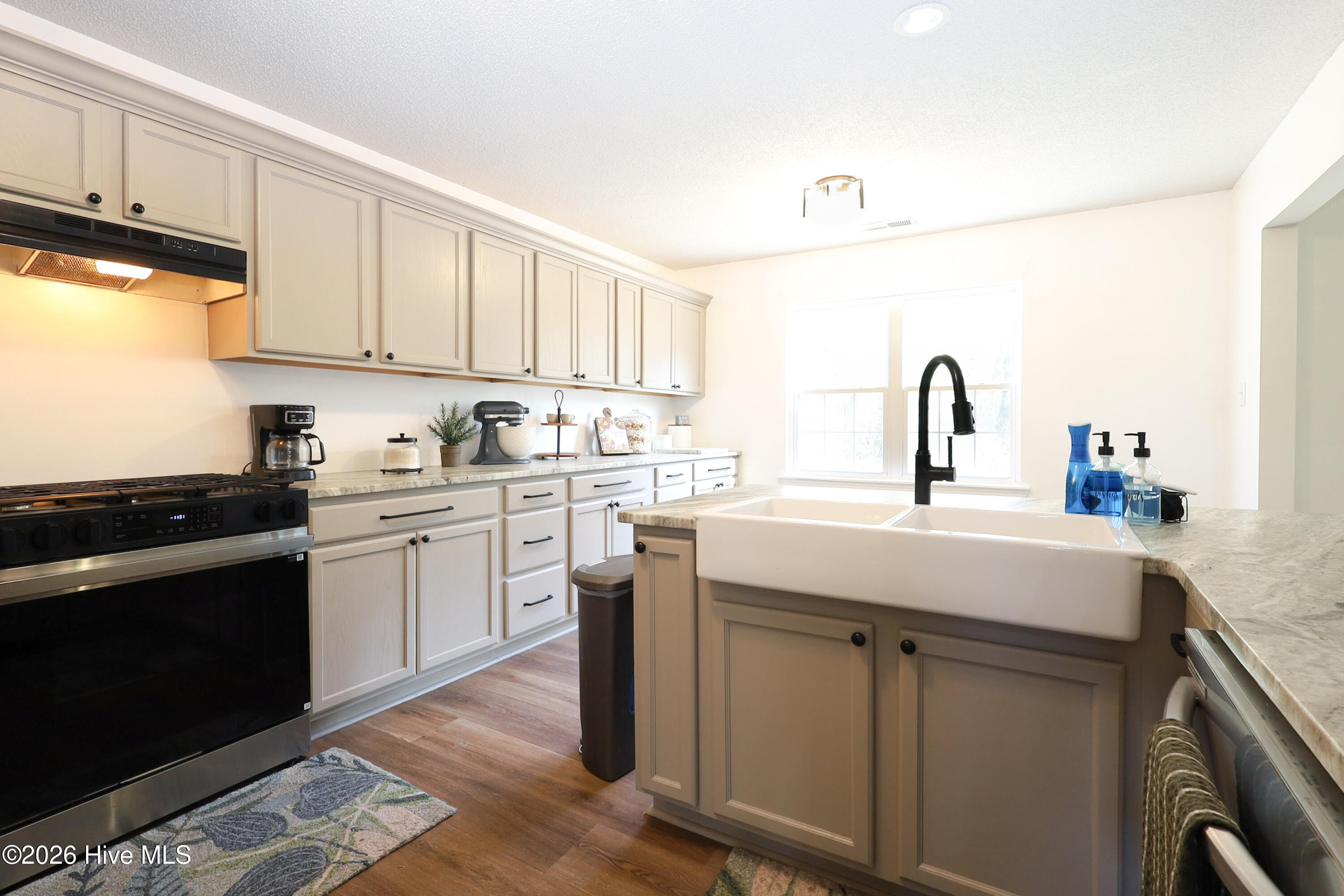 100549070 | Photo 23