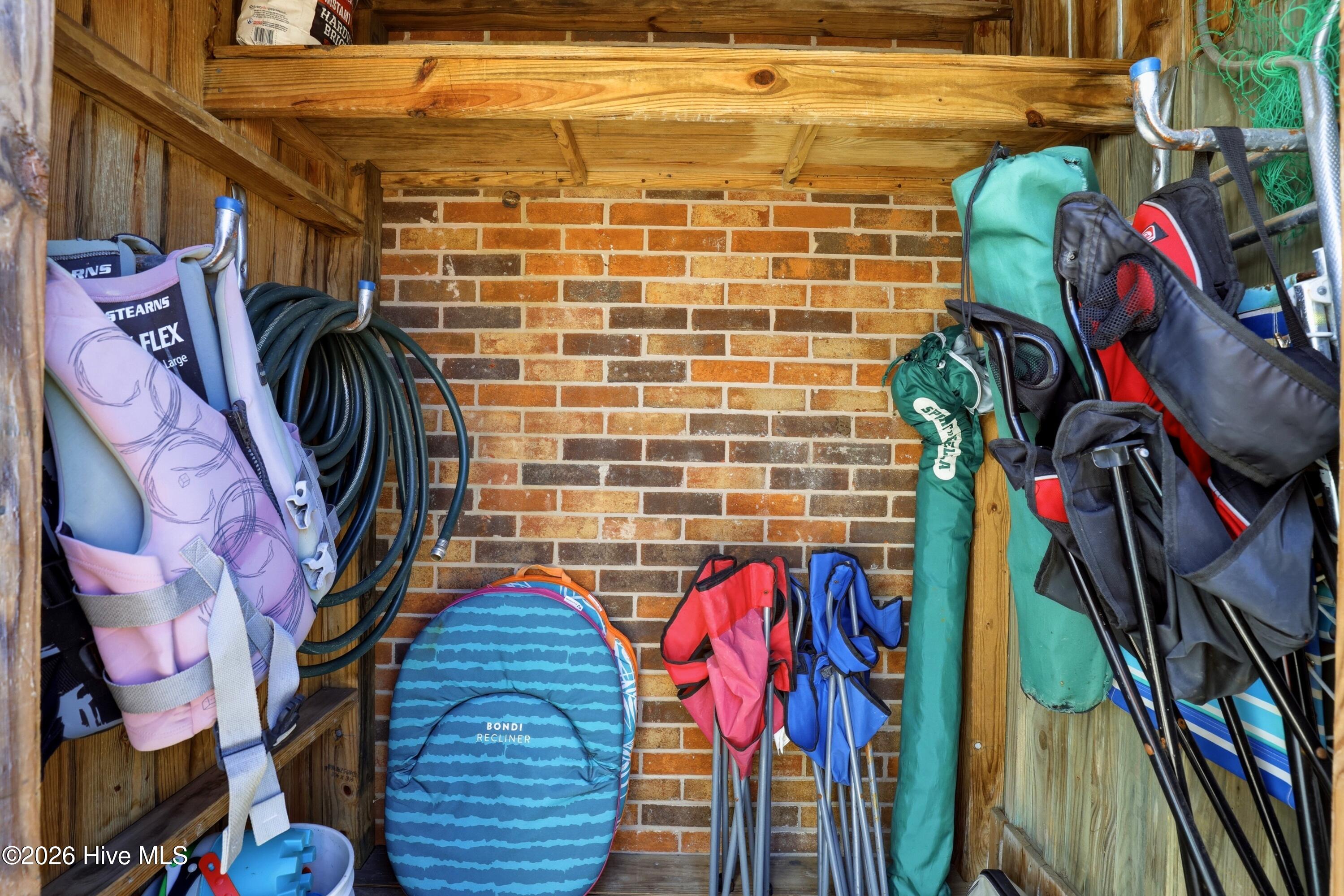 100569925 | Photo 46